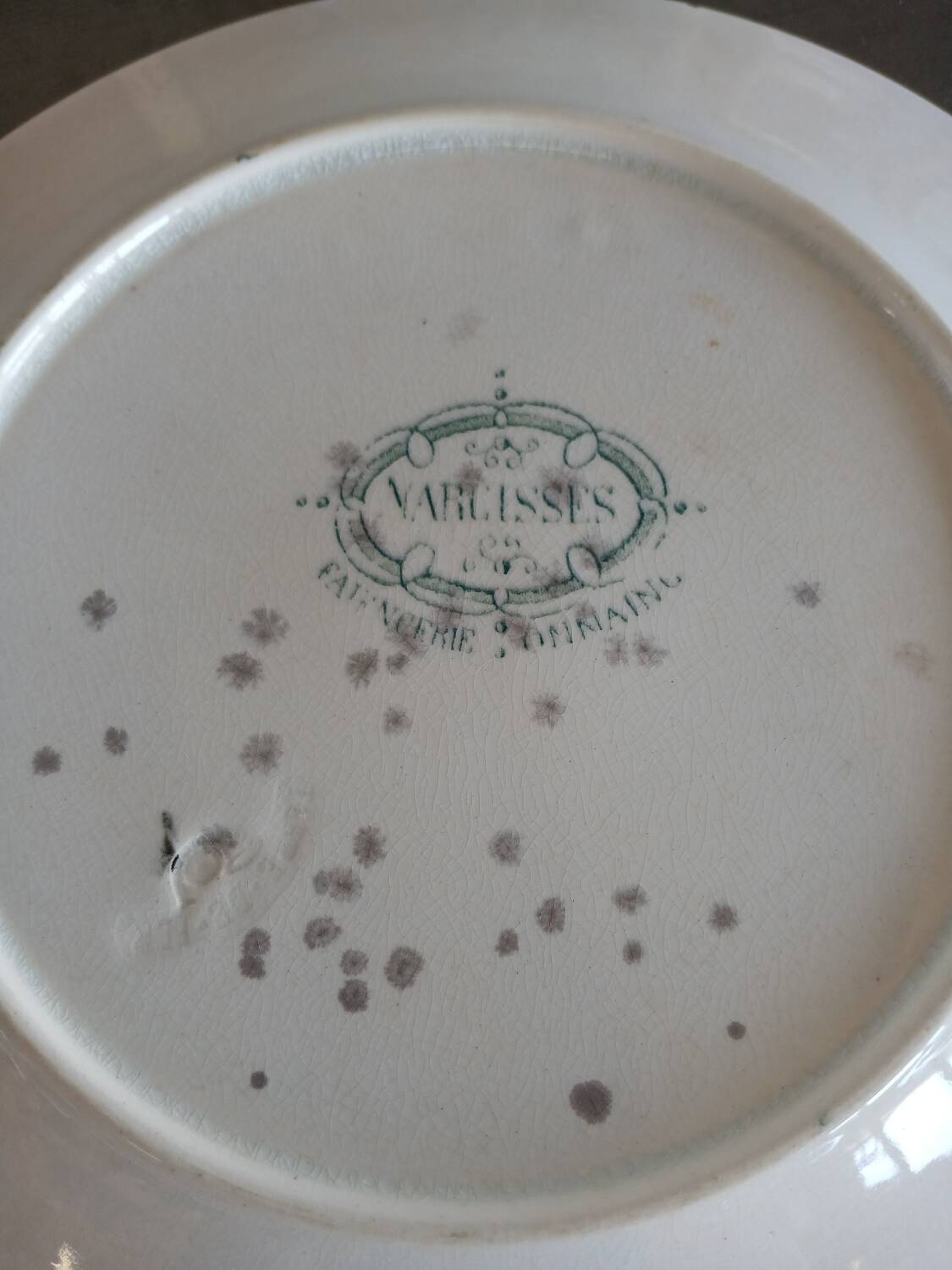 14 mismatched flat plates Terre de fer