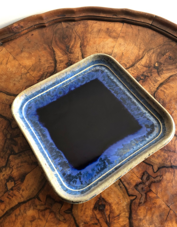 Pots et plat en céramique bleus