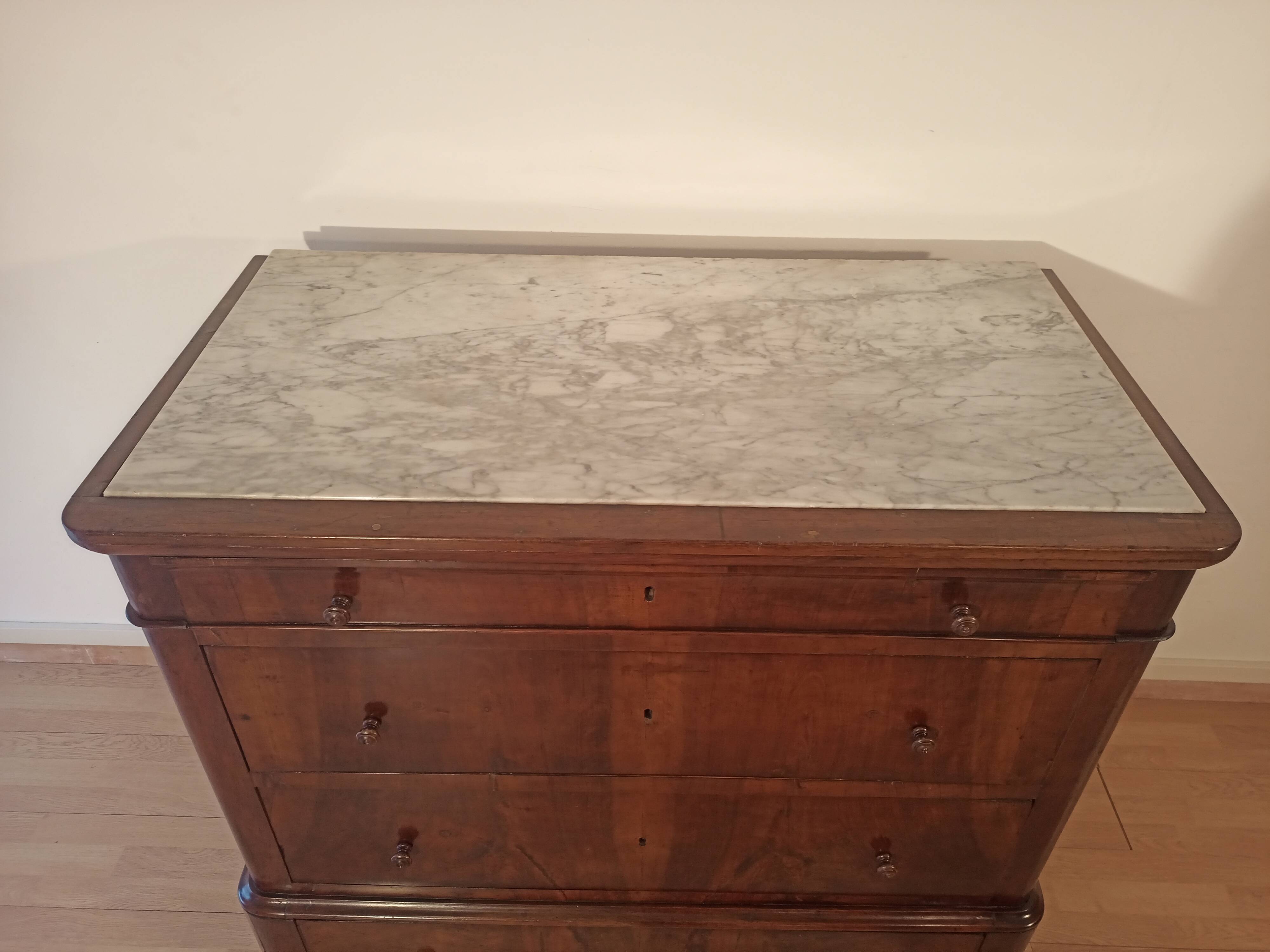 Commode italienne à quatre tiroirs en noyer de la fin du XIXe siècle