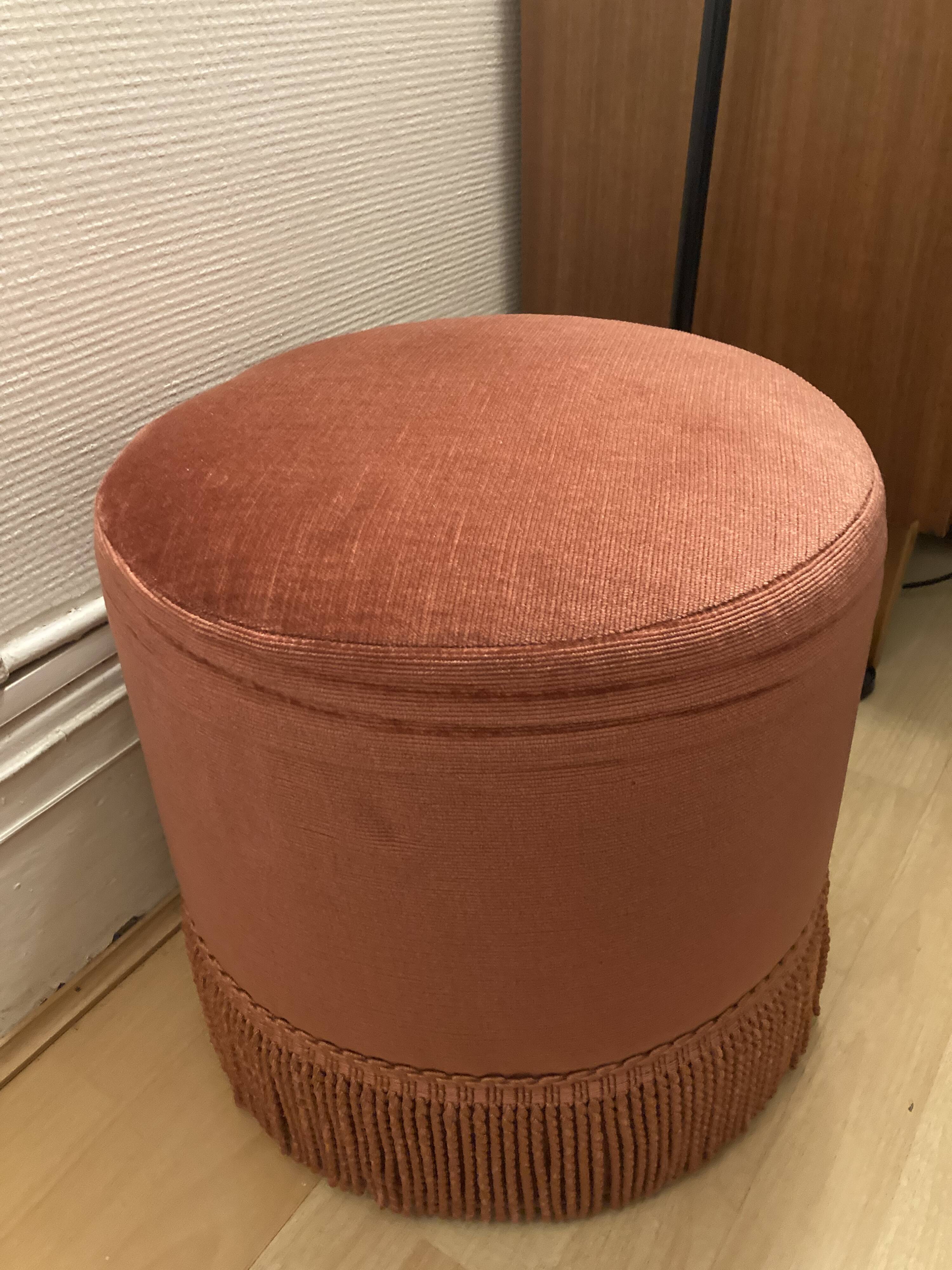 Velvet pouf with pink fringe