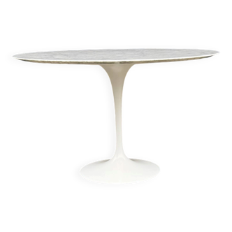 Original Knoll Tulip dining table in Carrara marble (120cm)