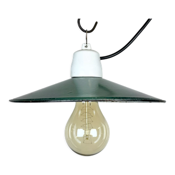 Suspension industrielle verte émaillée, années 1970