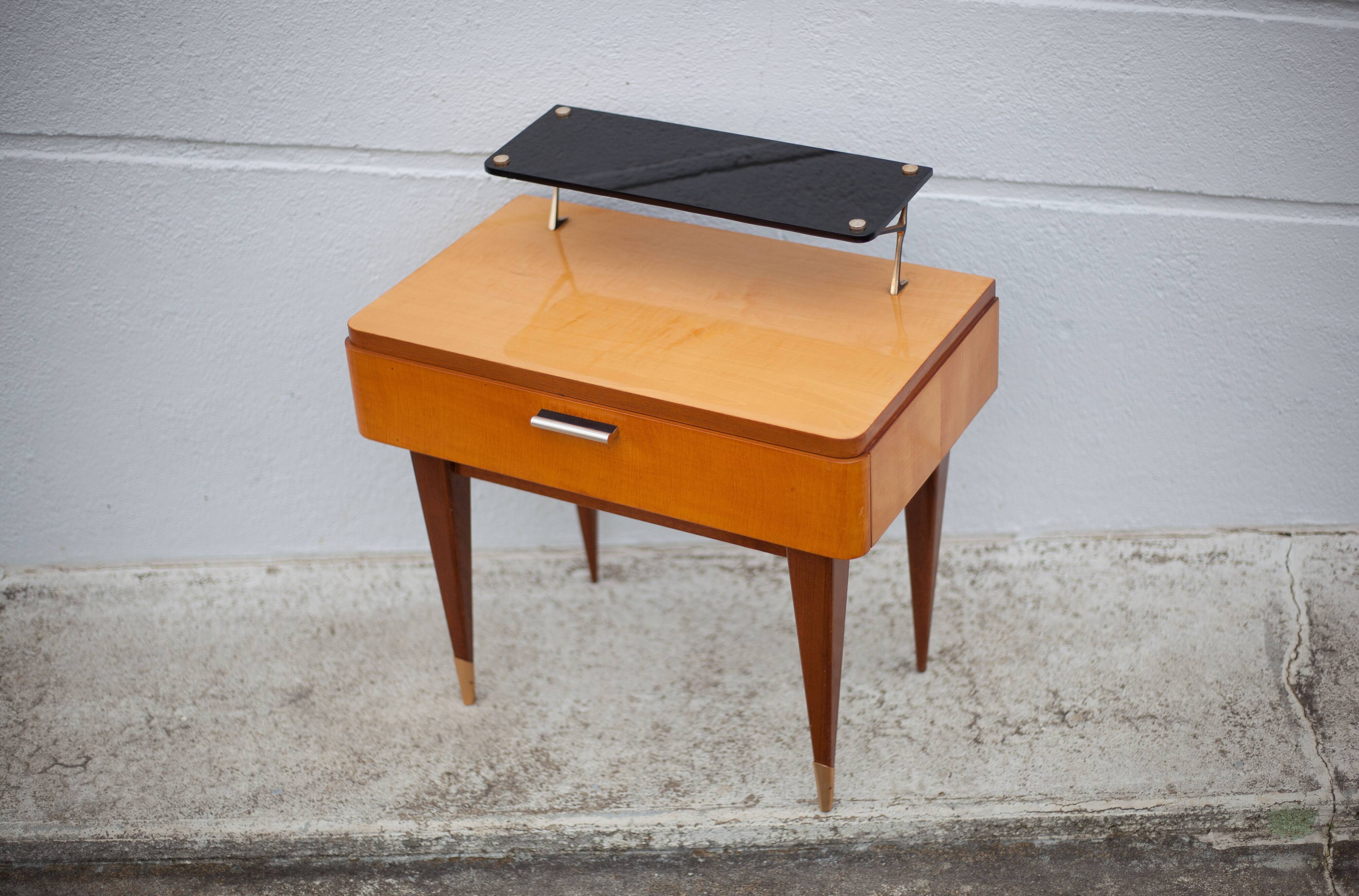 Table de chevet vintage, table de nuit bois avec tablette, table d'appoint, bout de canapé, 50's