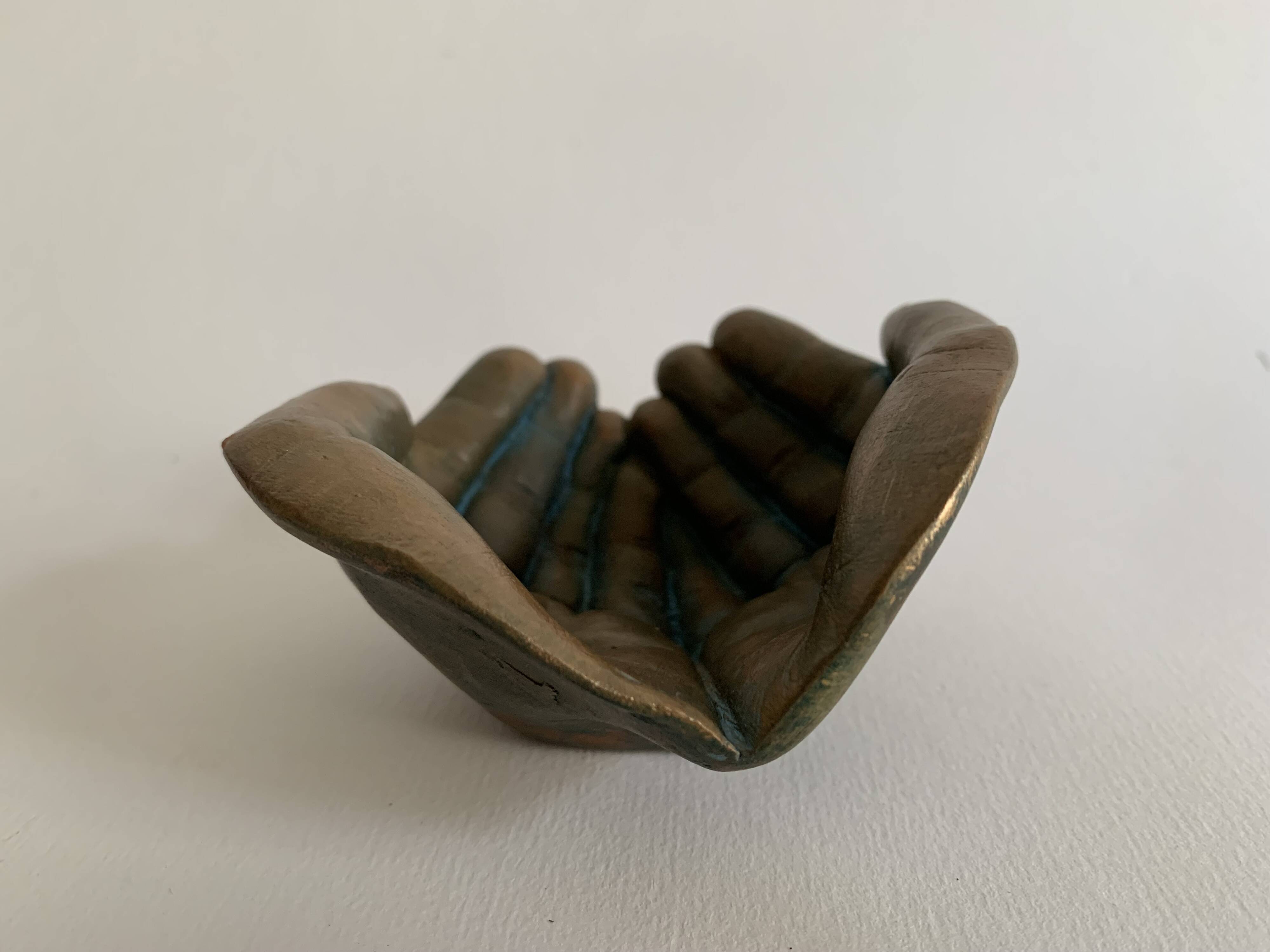 Terracotta art bowl "Jointed hands" signed by the artist Maria Ruiz