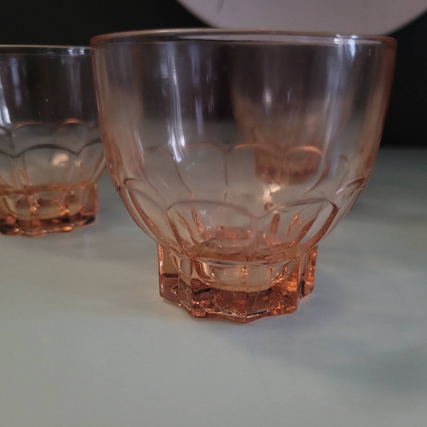4 verres ambrés à base étoilée – France, années 40-50