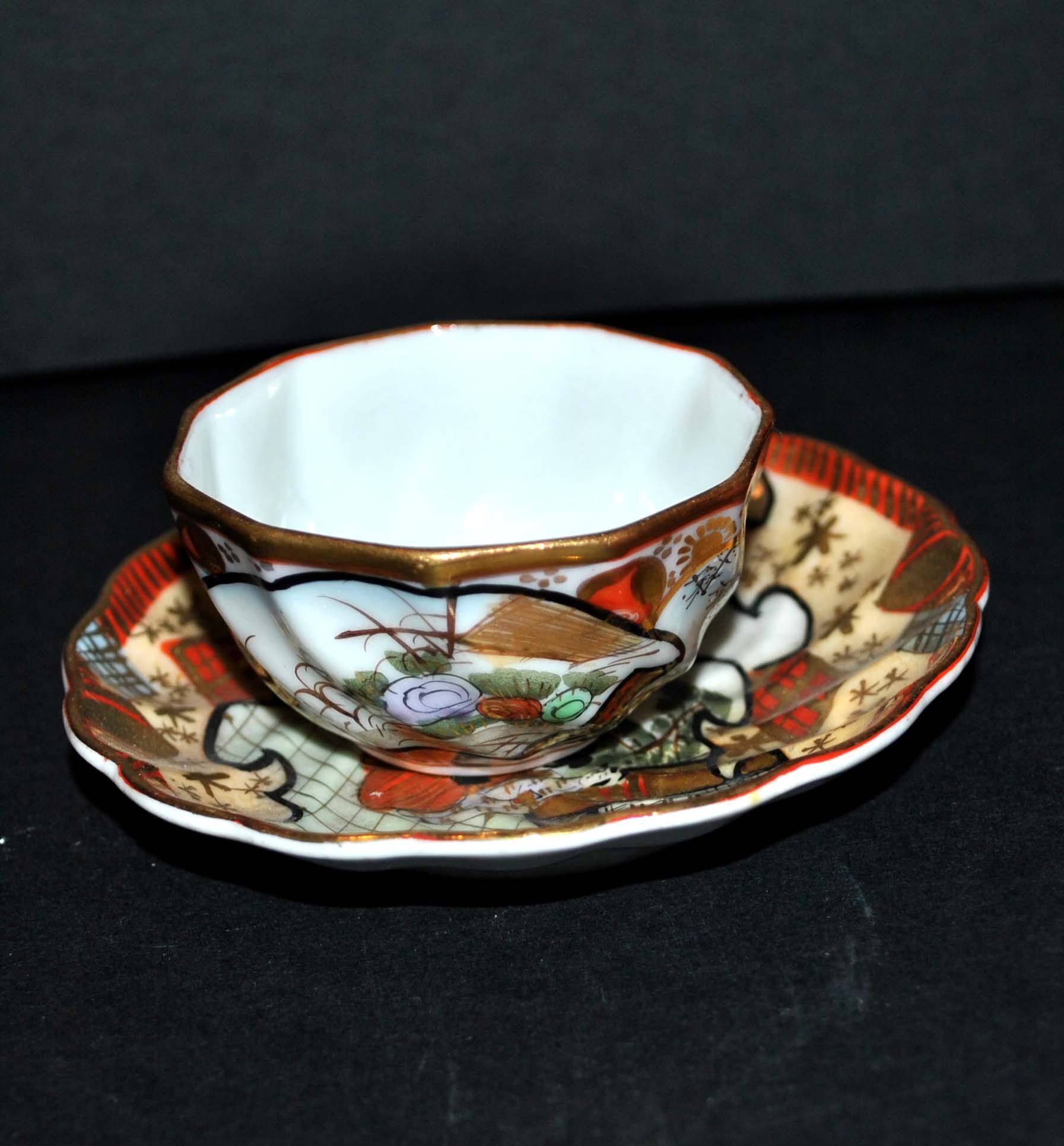 Polylobed Japanese porcelain cup - hand-painted geisha décor