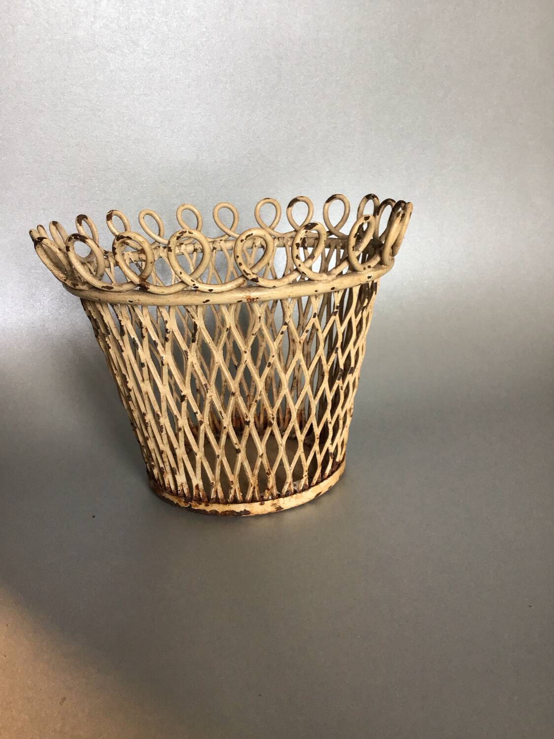 Mathieu Mategot planter