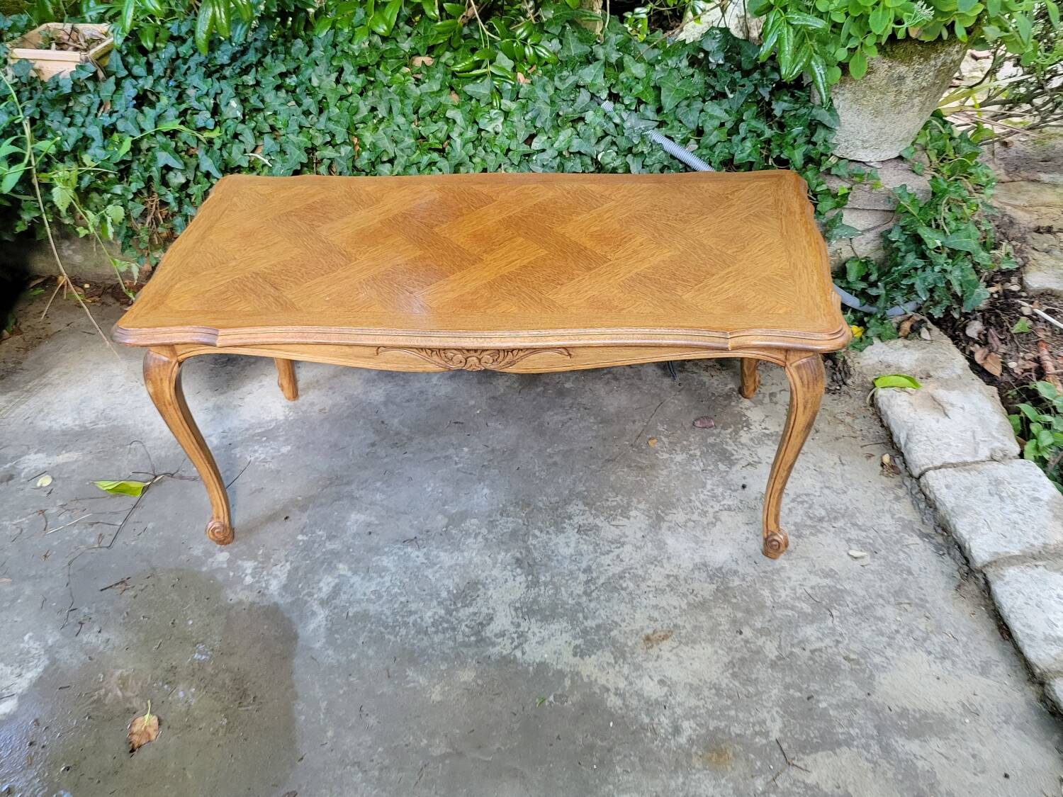 Louis XV coffee table in oak and cherry marquetry.