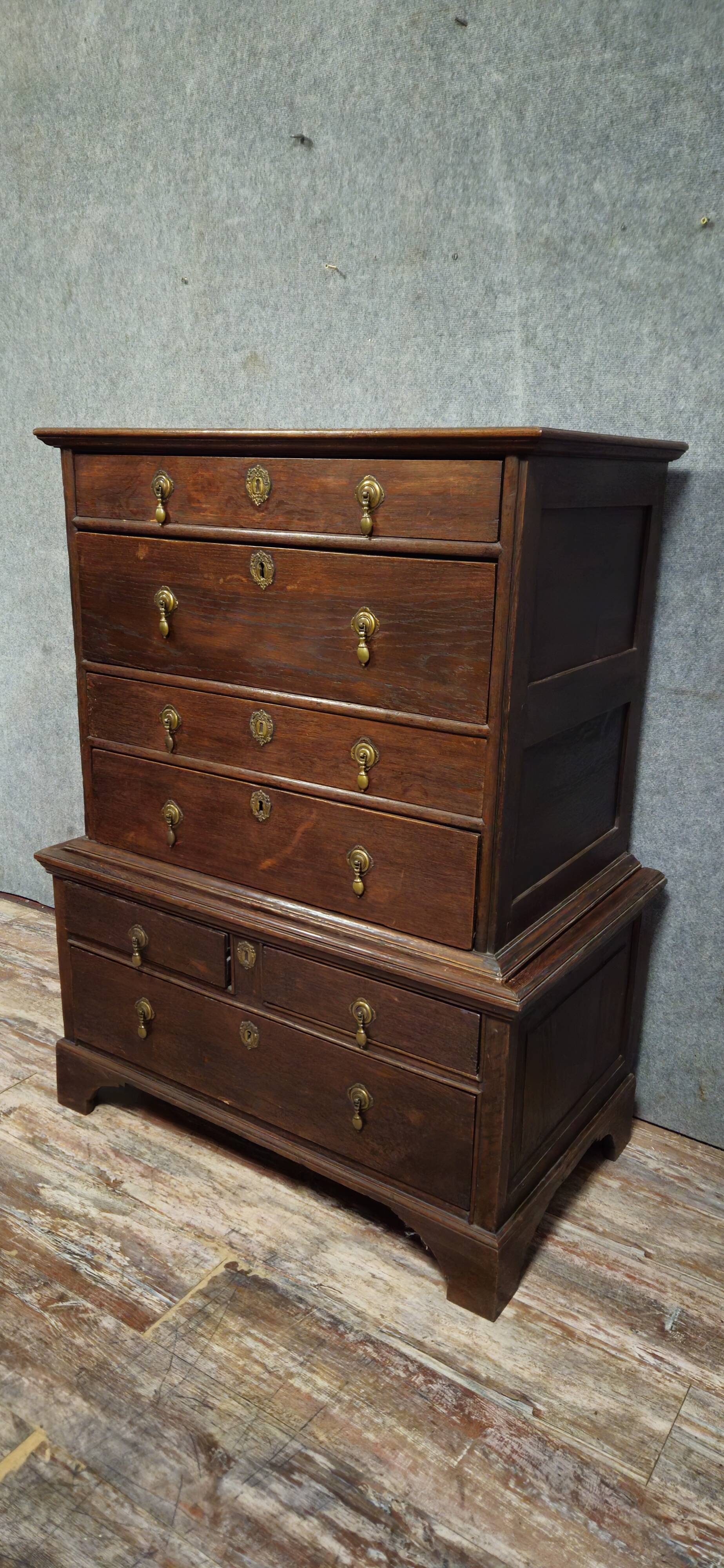 Cabinet - Commode  / chiffonnier ancien en bois massif, XIXᵉ siècle