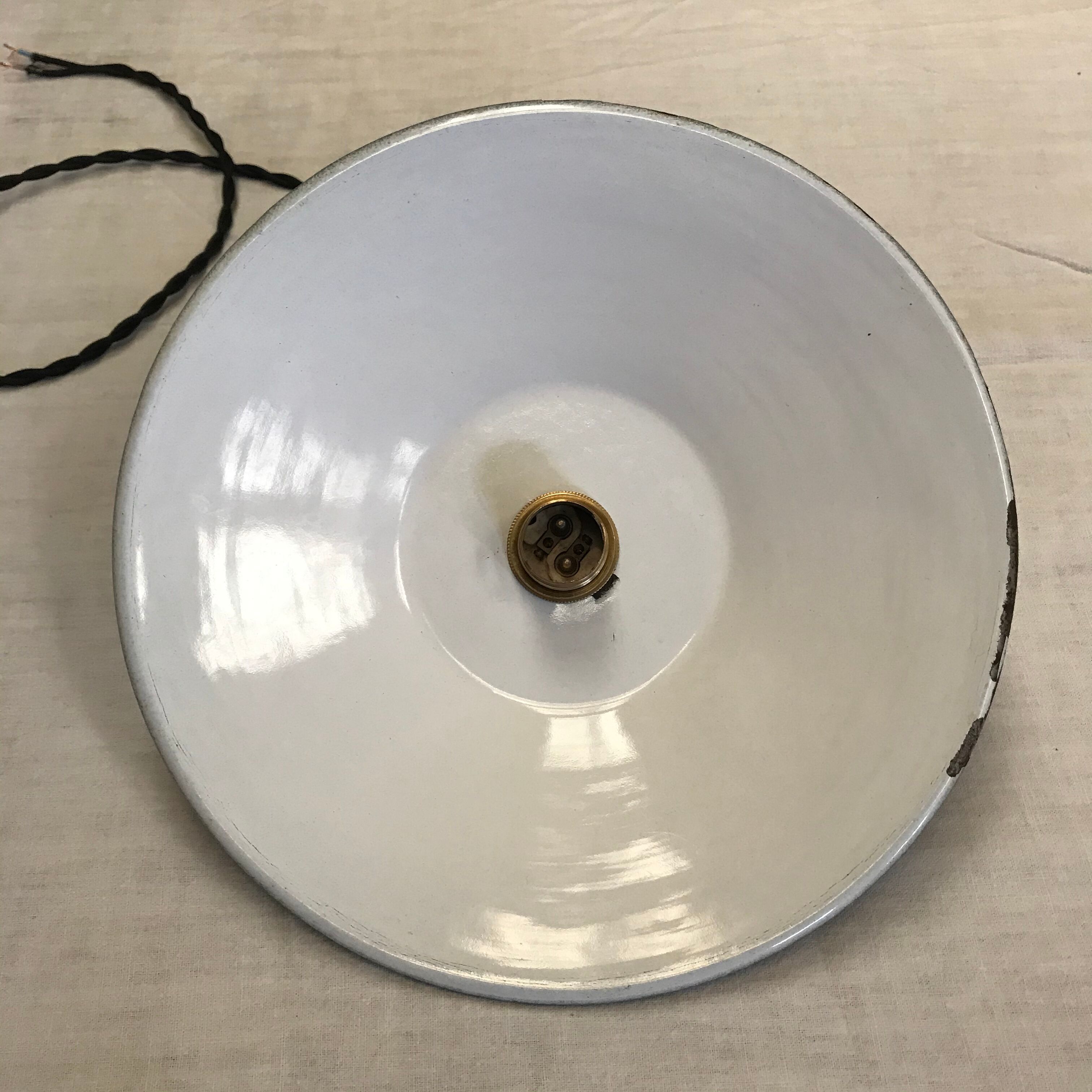 Workshop suspension in enamelled sheet metal