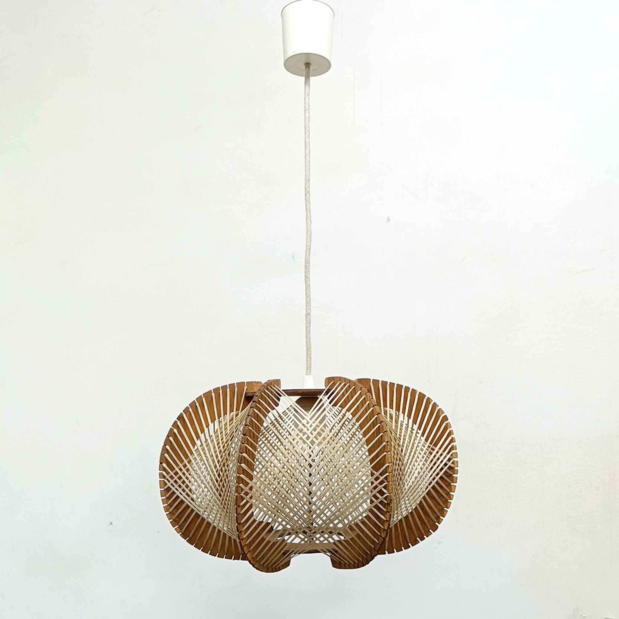 Suspension nordique en bois du milieu du siècle, années 1960