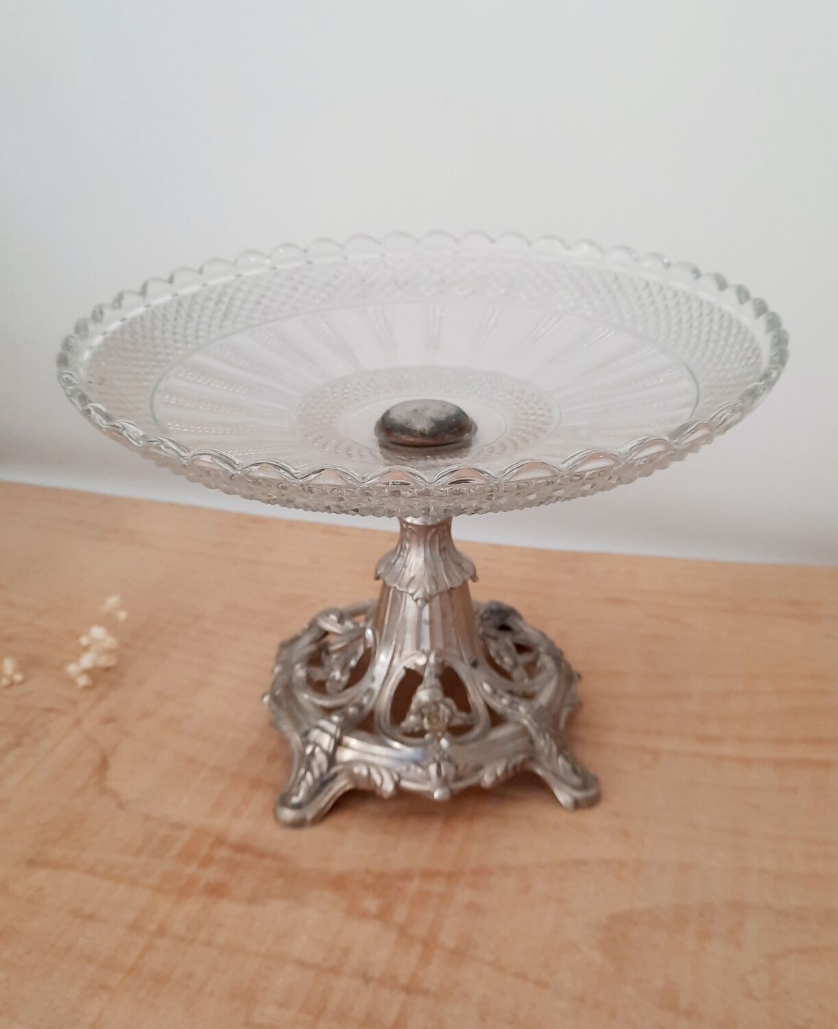 Glass cutter with metal base