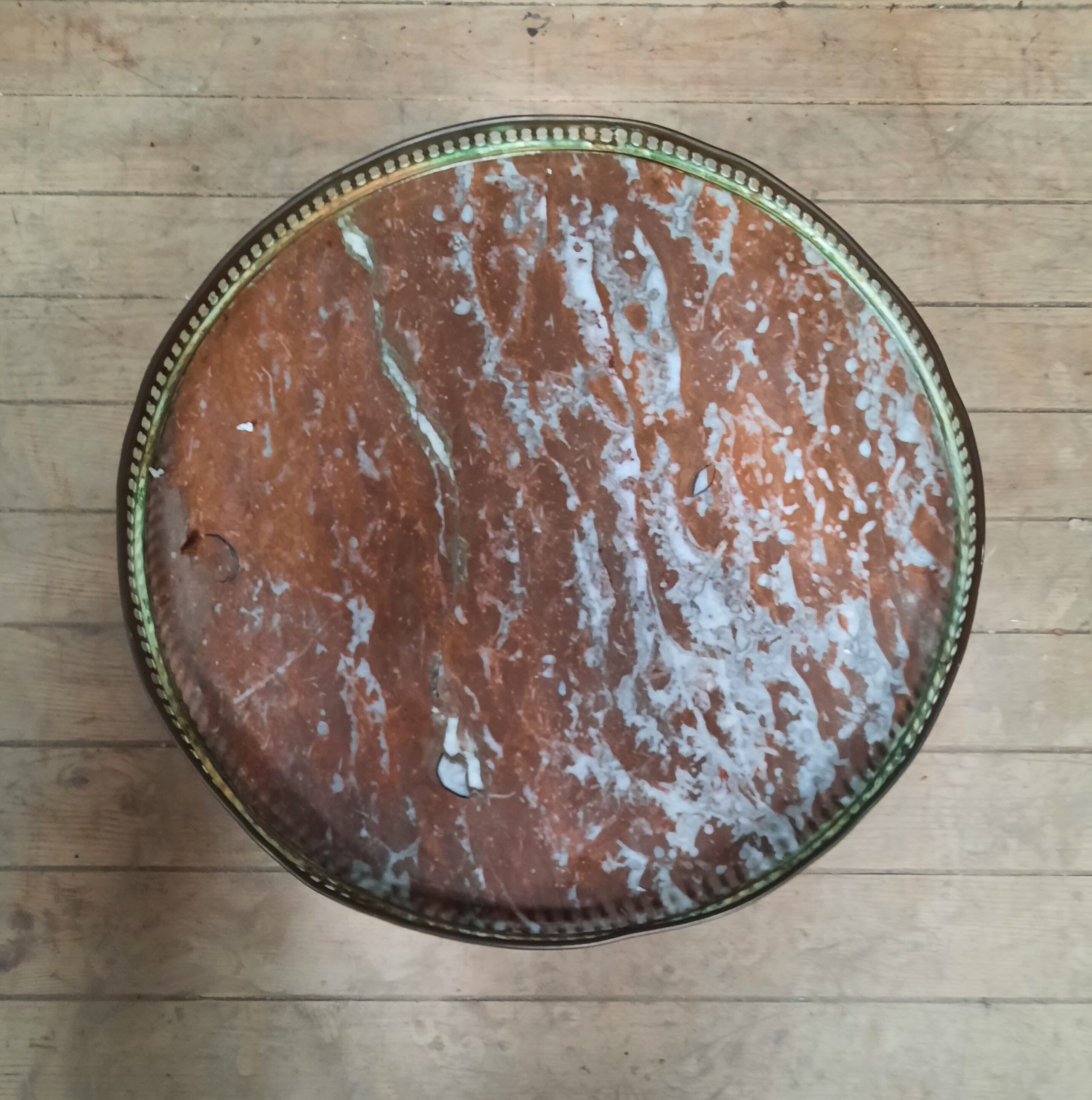 Gueridon dessu marble