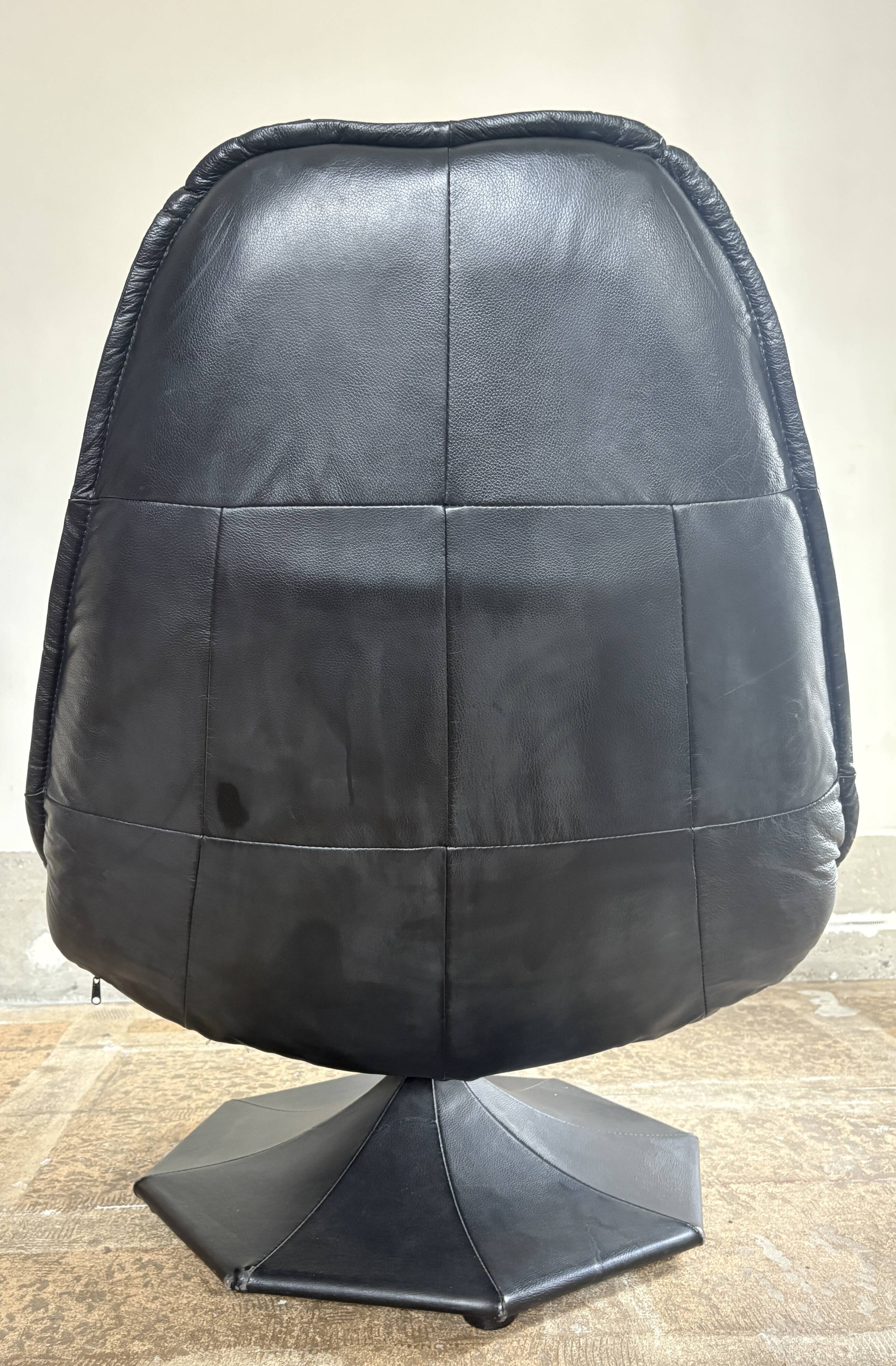 Black leather swivel chair, Artifort style