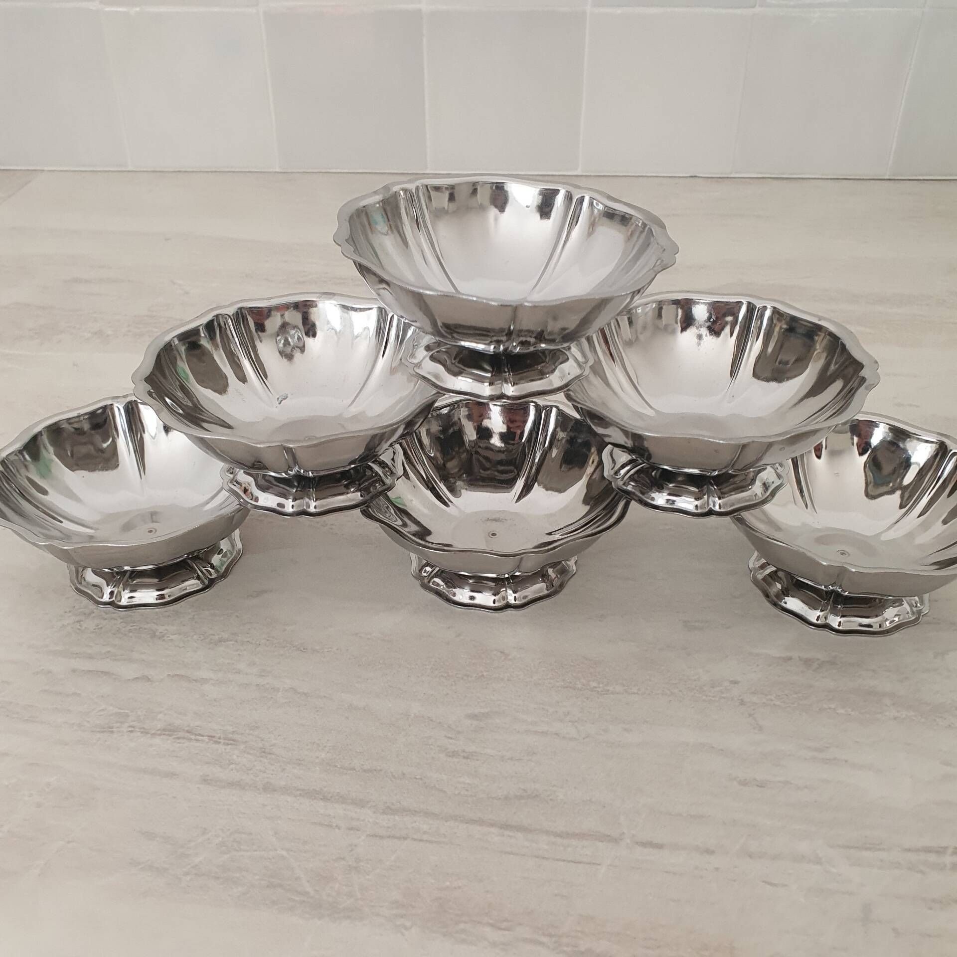 Dessert / ice cream bowls in 18/10 stainless steel, Guy Degrenne style, flower shape.