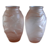 Paire de vases art déco en verre saumoné signé NS