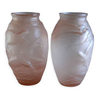 Paire de vases art déco en verre saumoné signé NS