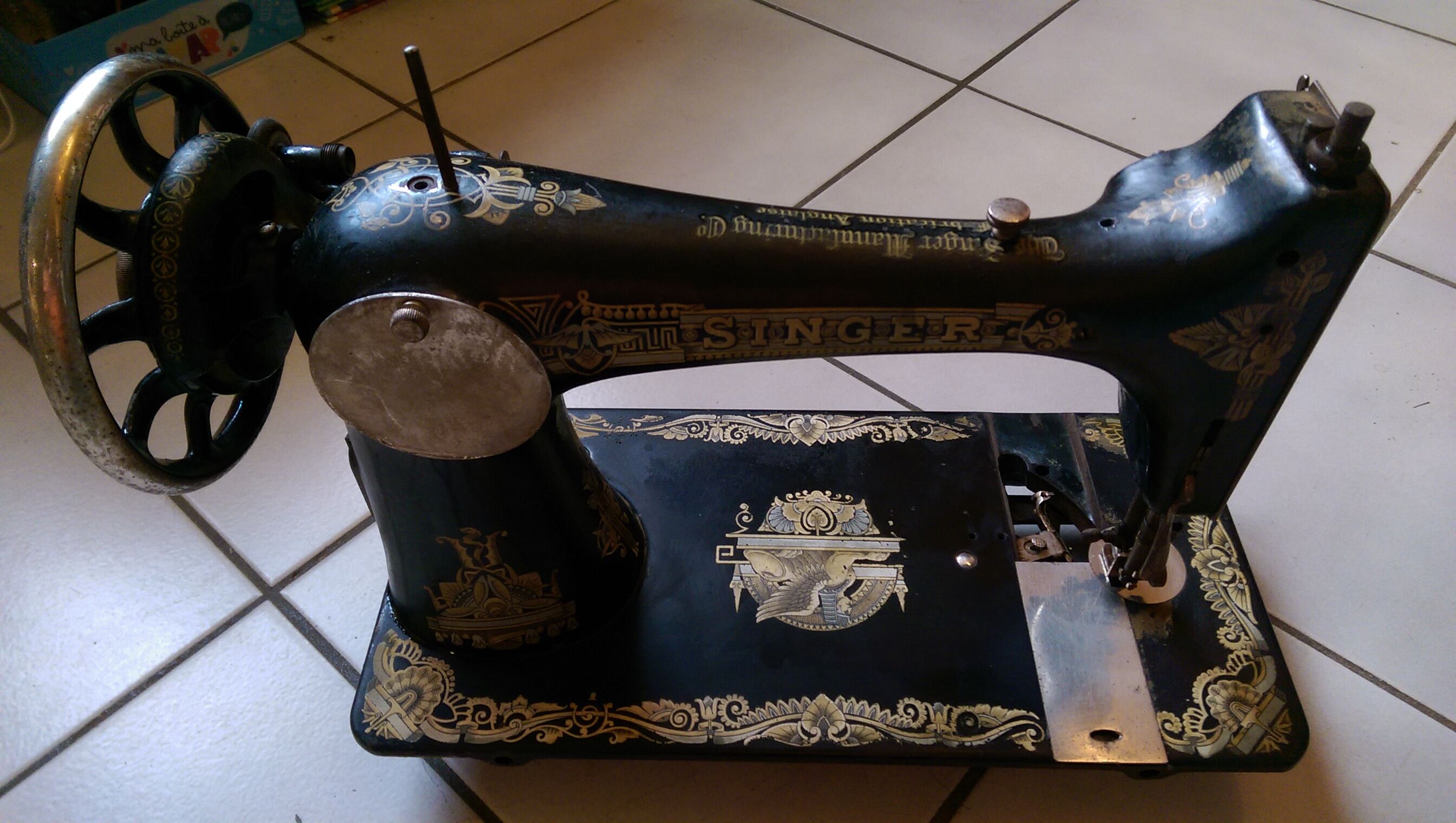 Ancienne machine à coudre singer "motif au sphinx"