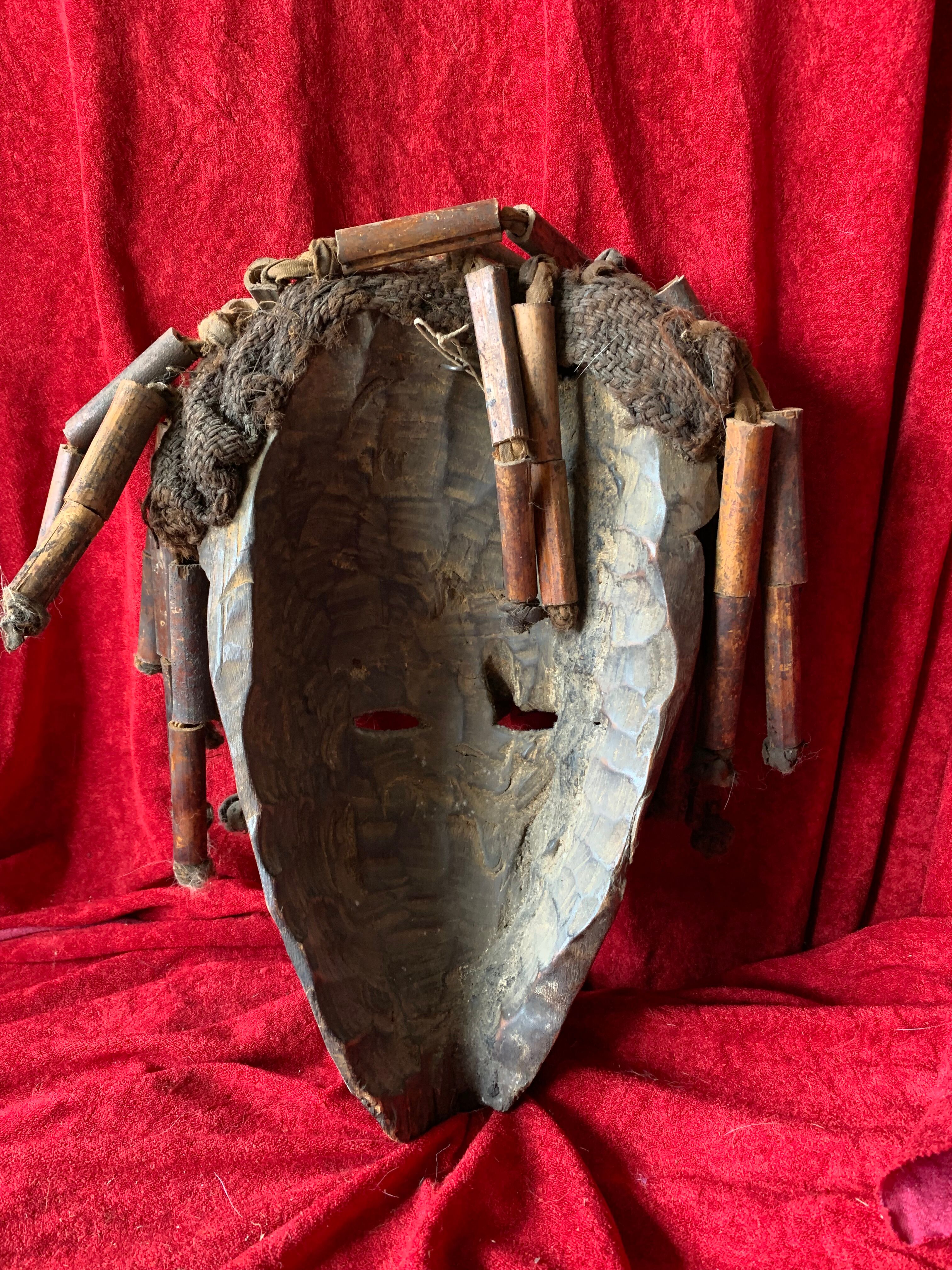 Ancien masque de cérémonie du Congo