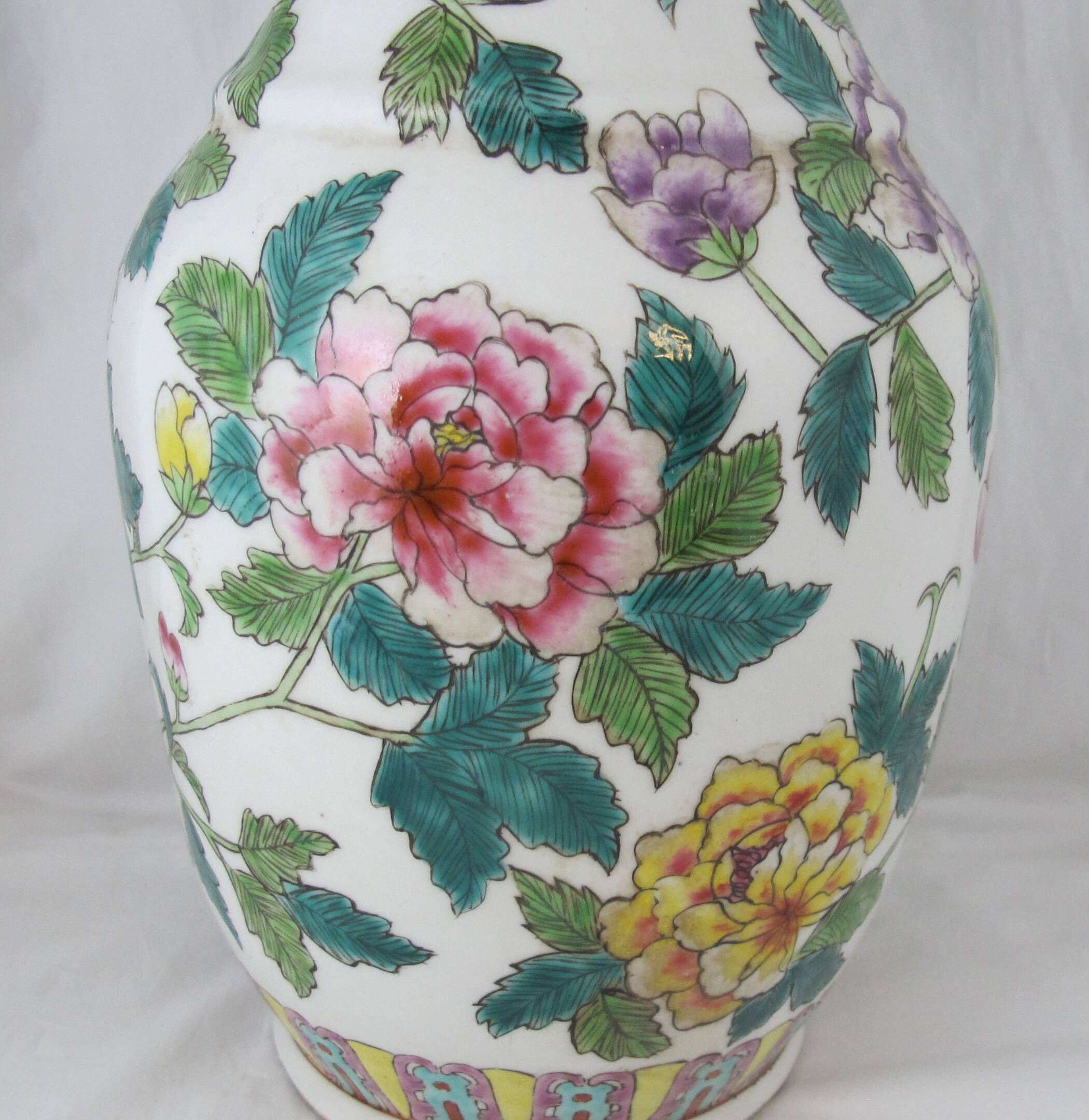 Chinese famille rose porcelain vase 20th century