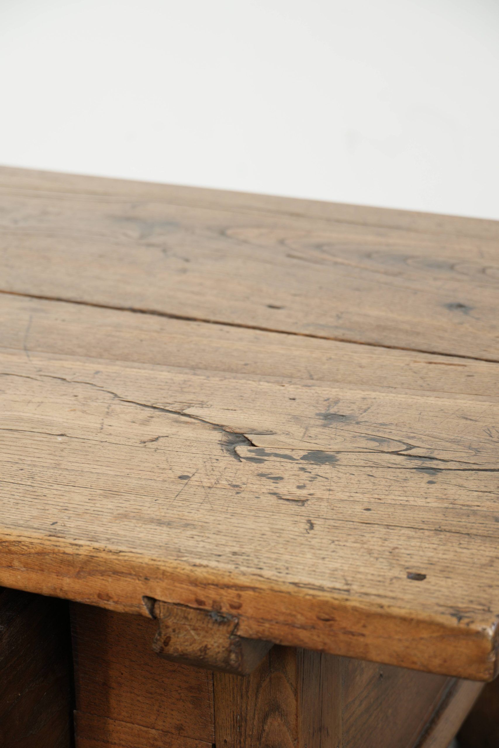 Antique 18th-century Southern European coffee table made of chestnut wood