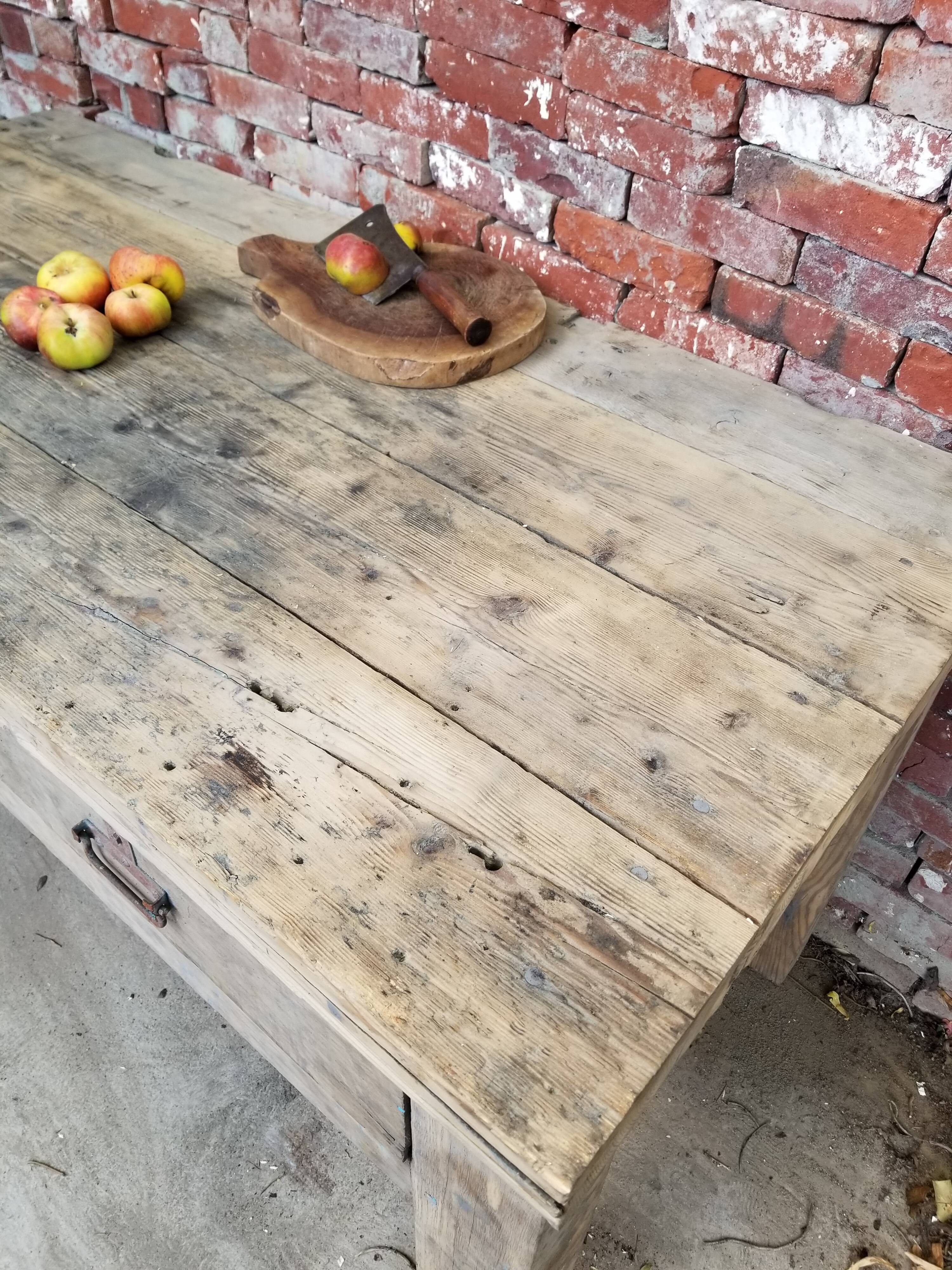 Workbench with drawers