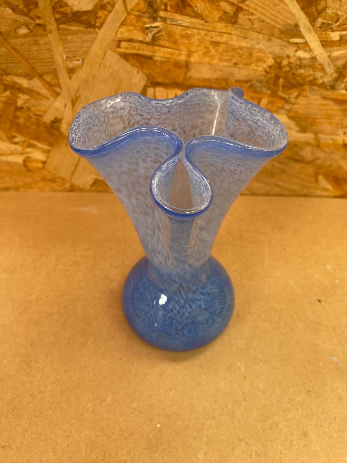 Ancien Vase Verre Soufflé Bleu Moucheté Blanc Col Corolle Vintage