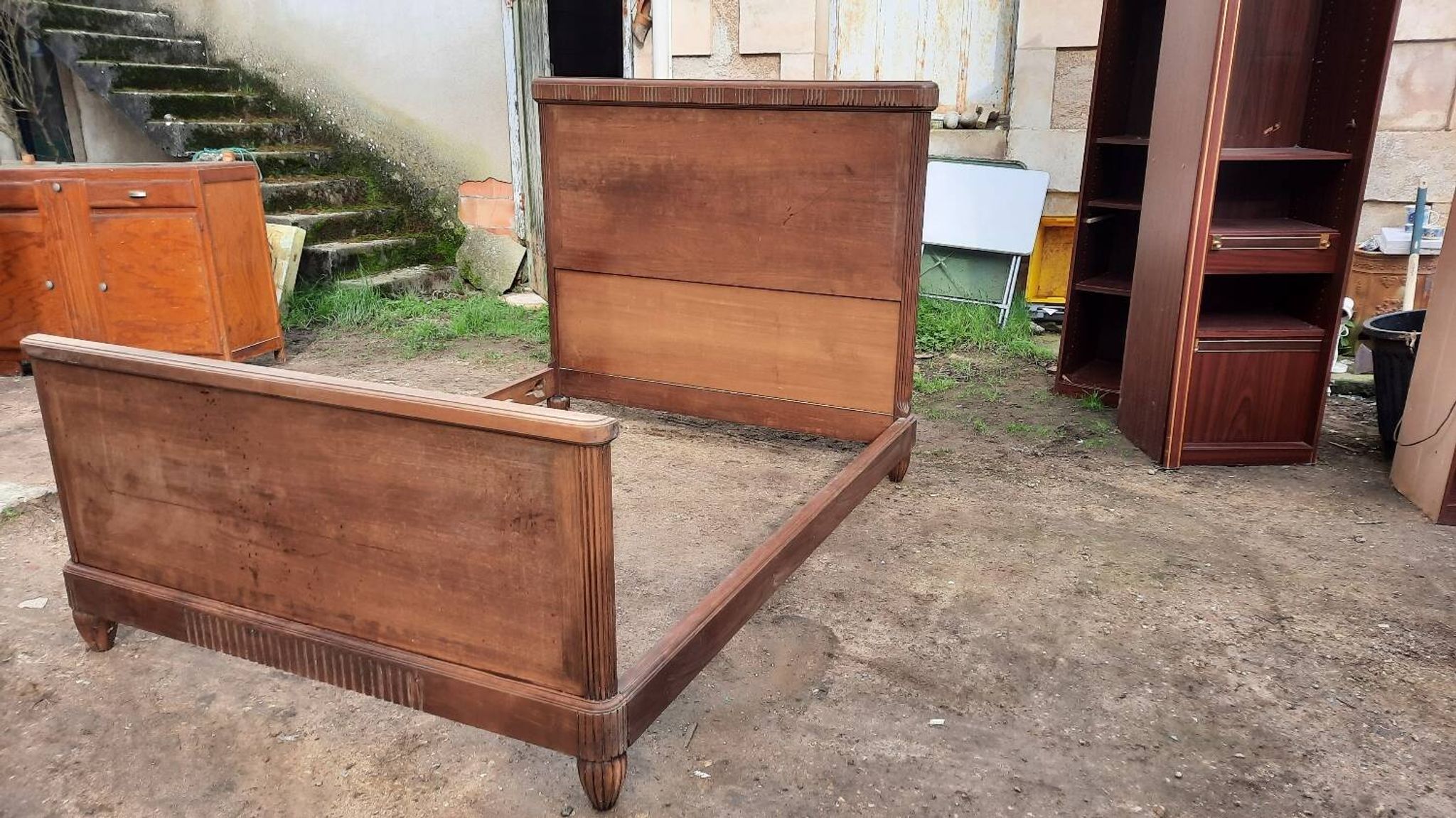 Bois de lit ancien en 140 cm