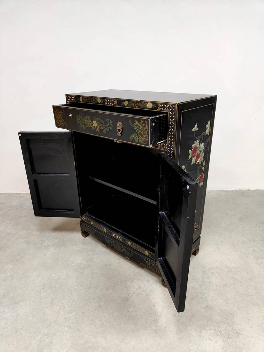 Decorative Chinese side cabinet chest of drawers 'Chinoiserie'