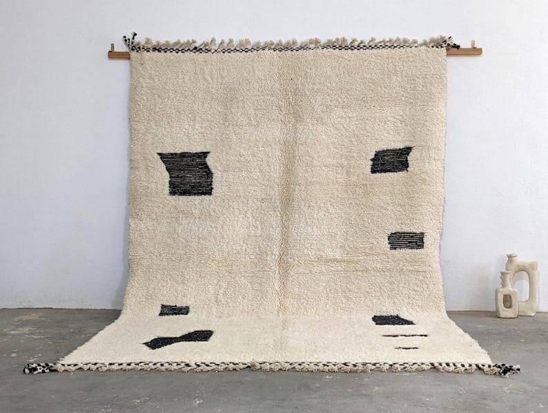 Beni Ourain carpet from the Atlas, made with traditional artisanal craftsmanship.