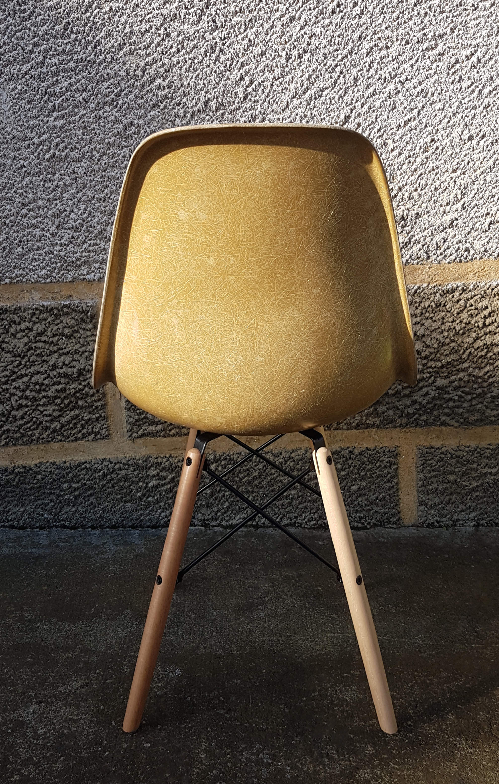 Chaise DSW ochre light par Charles et Ray Eames pour Herman Miller