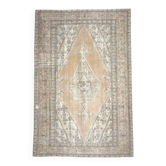 Tapis persan fait main en laine et coton beige des années 1970 260x394