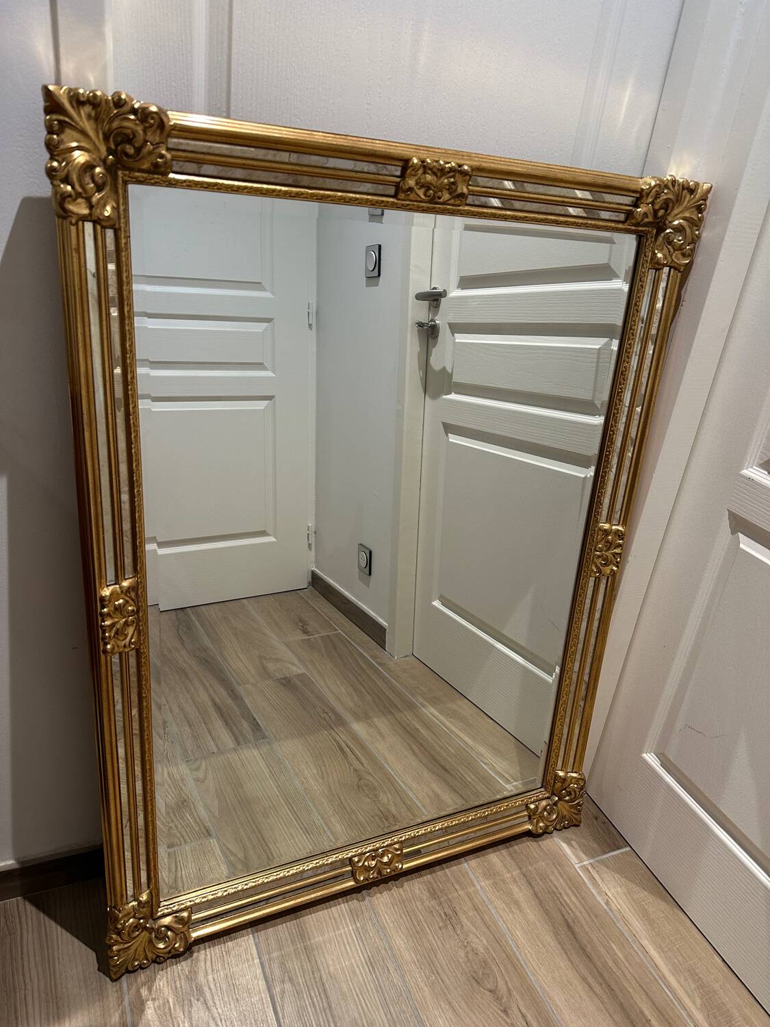 Superb gold mirror in Louis XV/XVI style. 90x120.