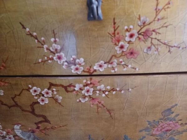 Commode en bois doré à décor asiatique et marbre poli