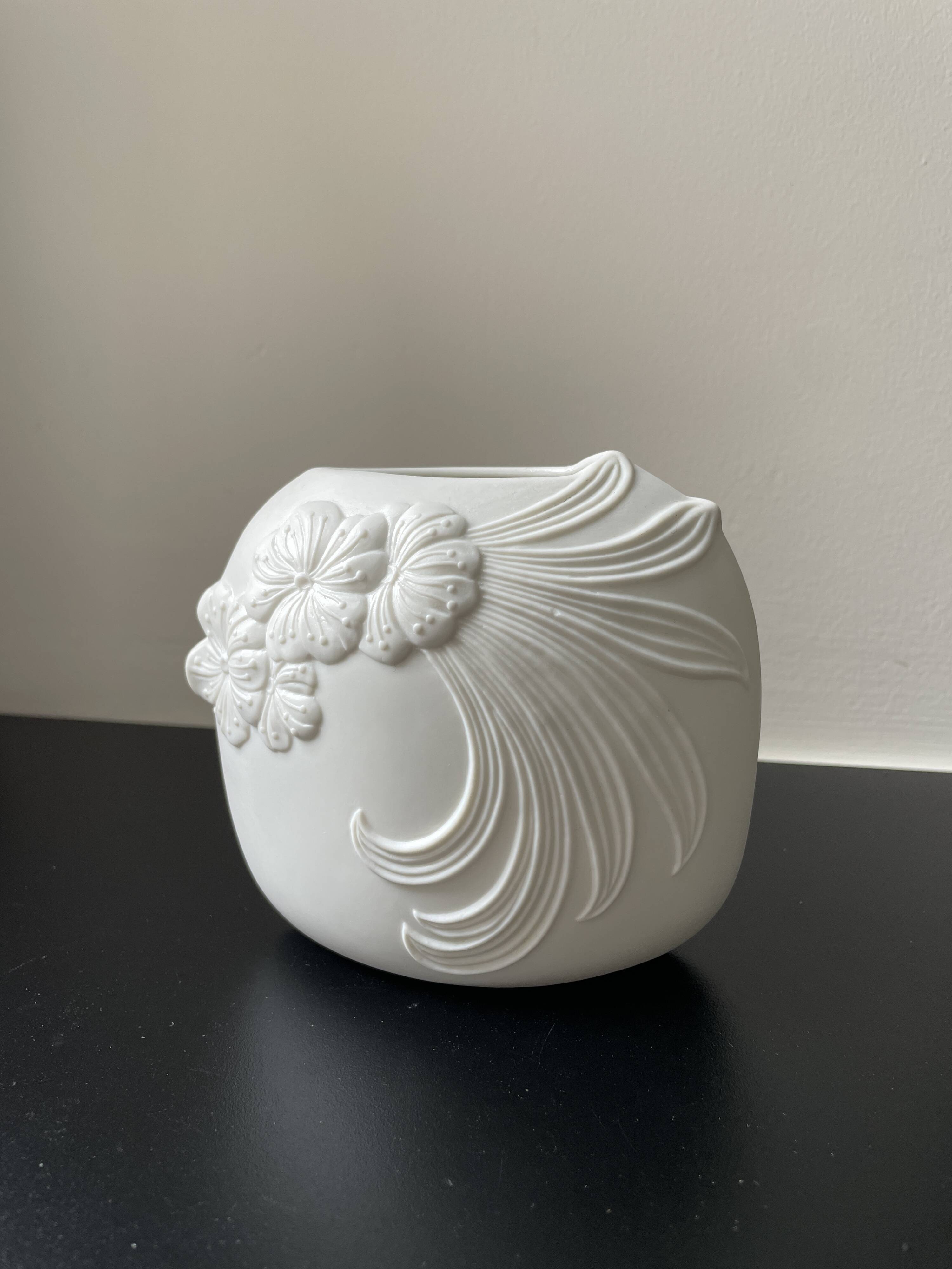 Small Kaiser White Porcelain Vase