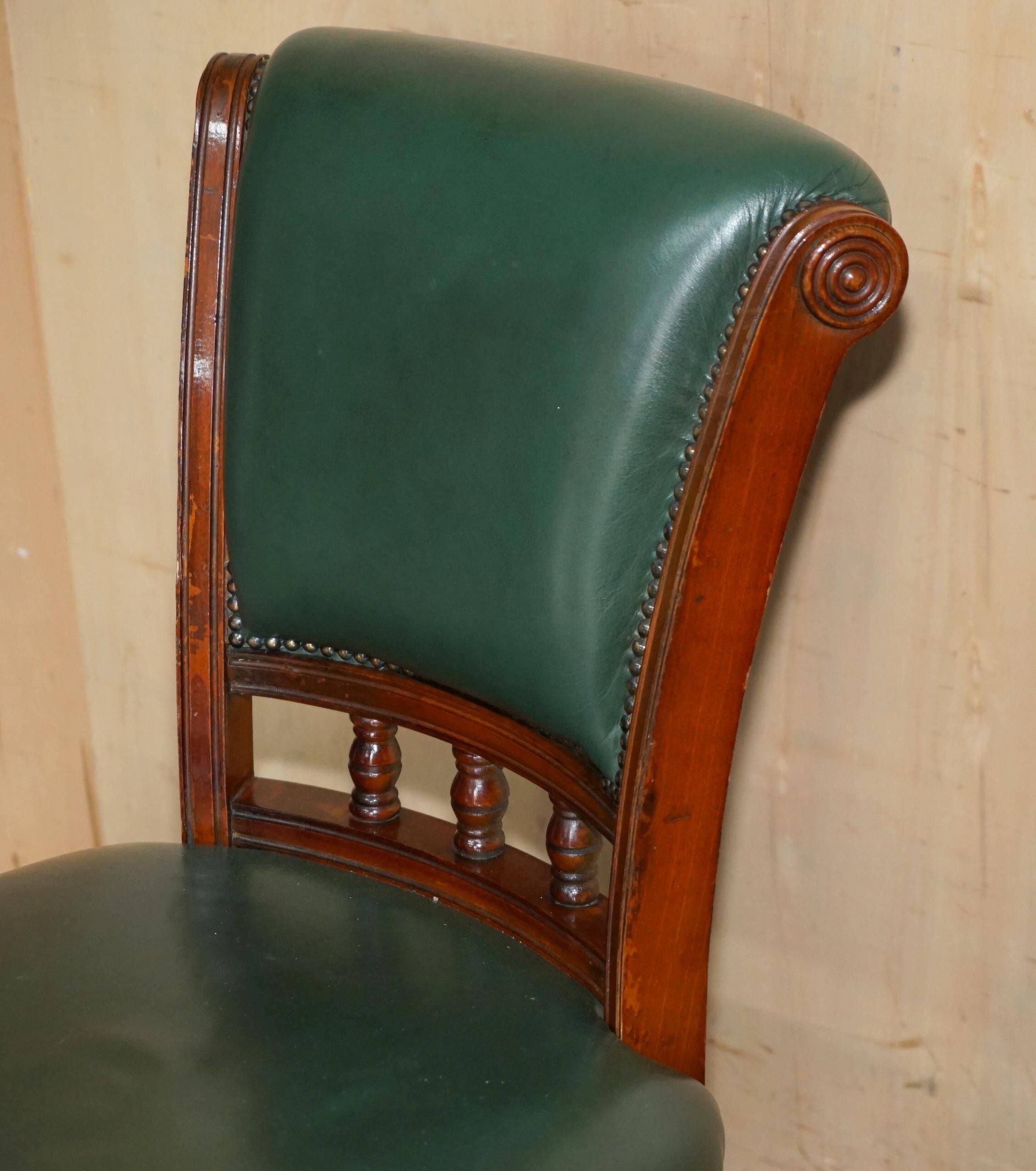 Modern captain's chair in leather, beech frame, adjustable.