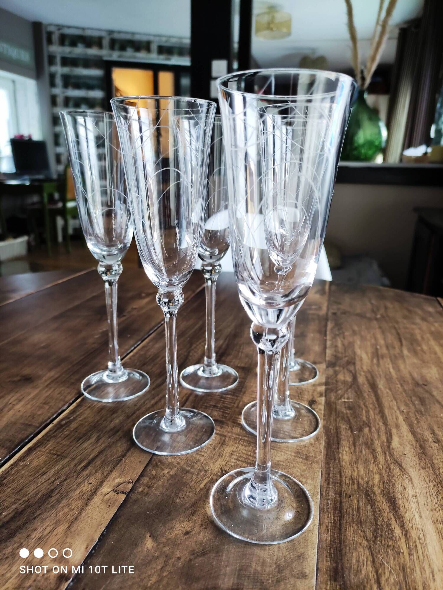 Set of 6 tulip-shaped champagne flutes in voluted glass