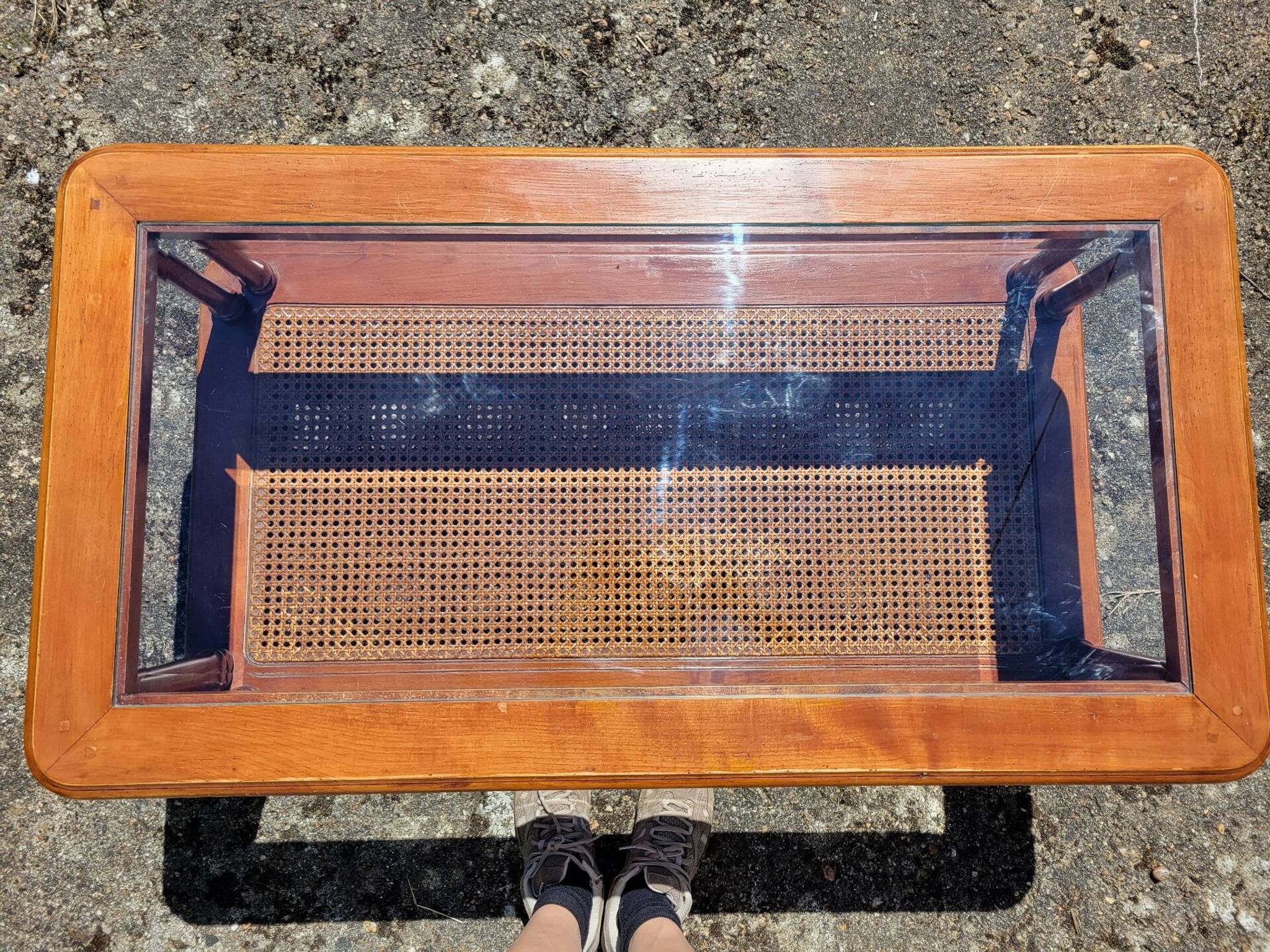 Table basse en merisier, verre et cannage