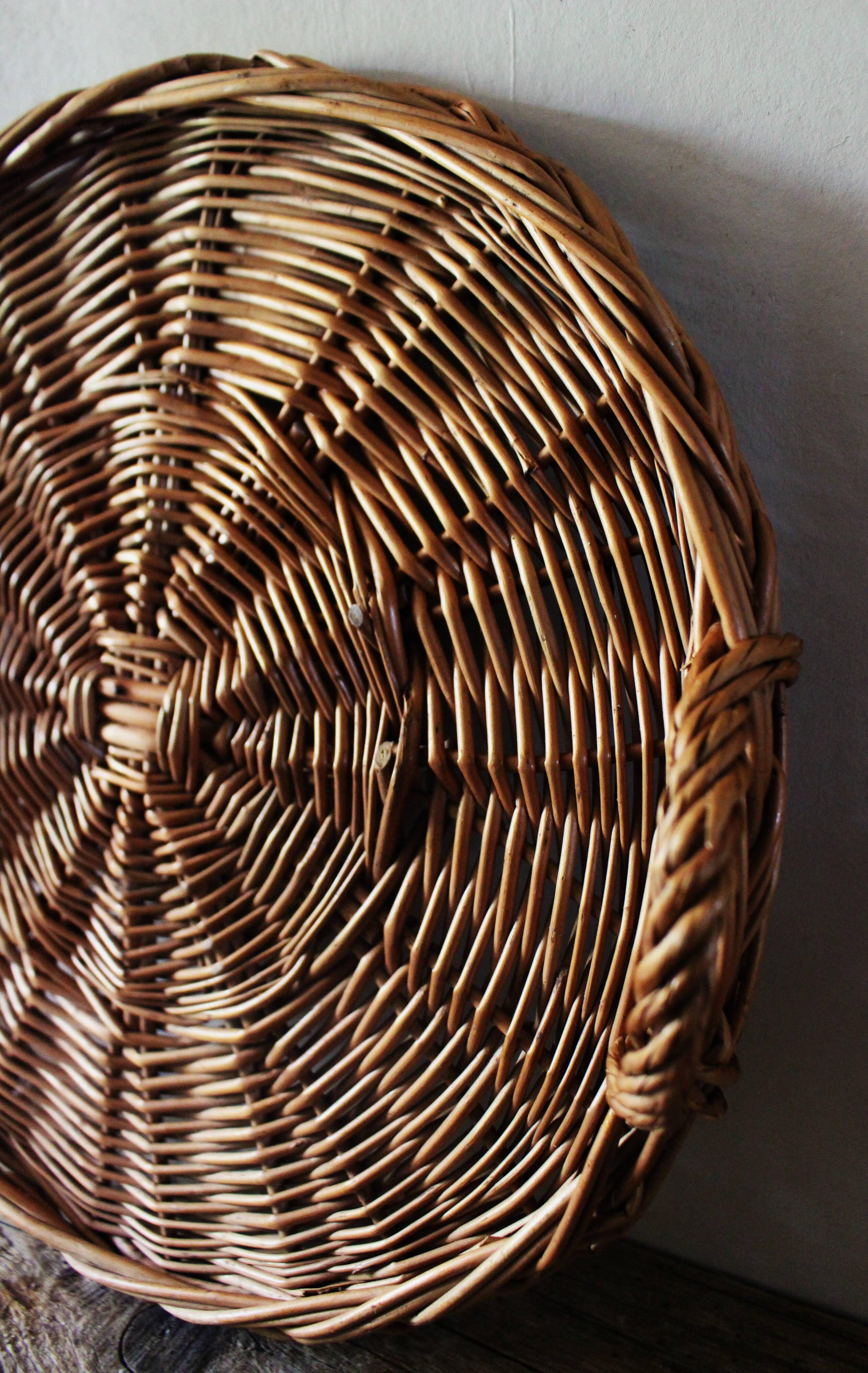 Medium round wicker plateau with two handles.