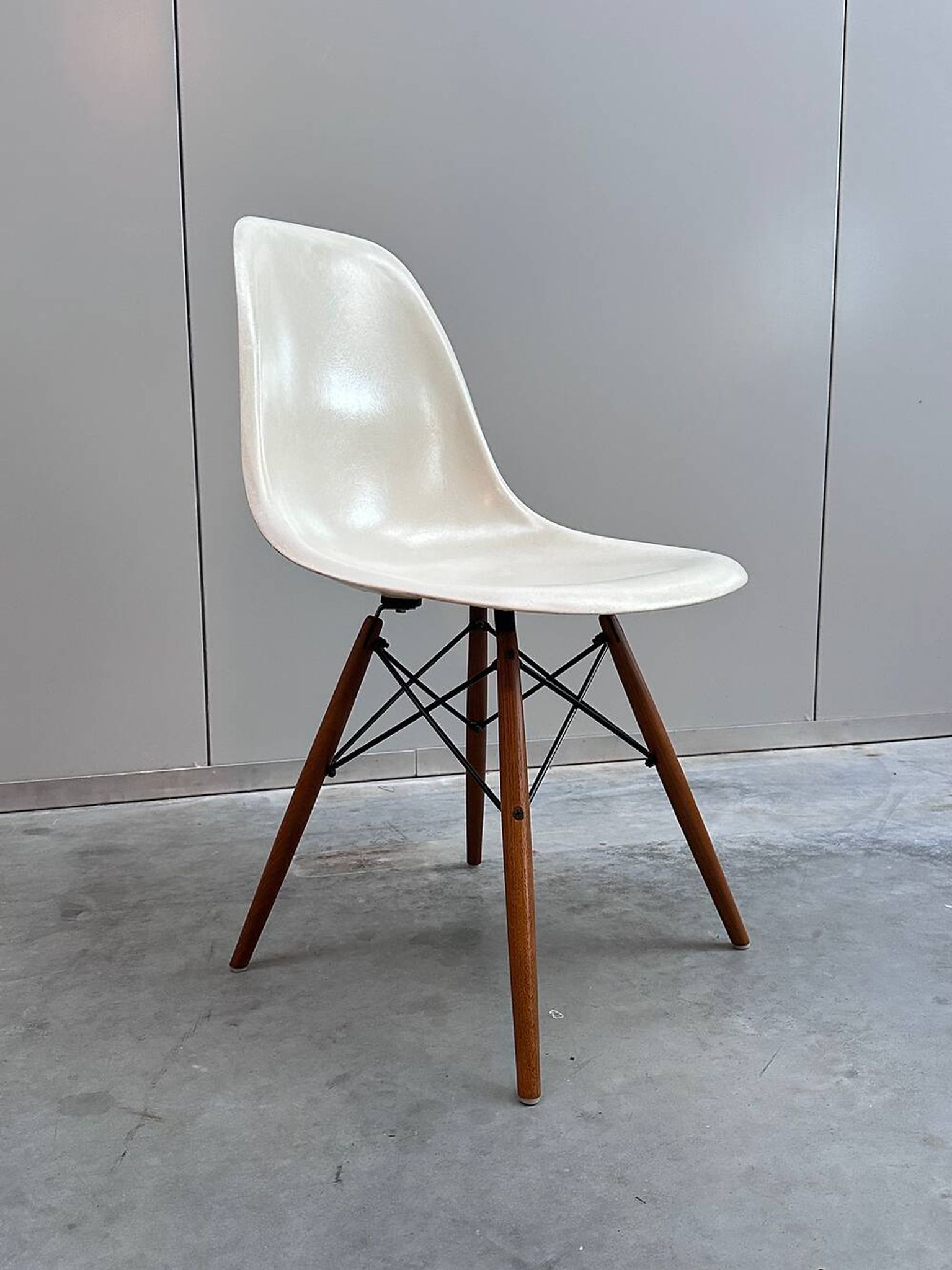 Set of 10 fibreglass & walnut DSW chairs, Charles & Ray Eames, Herman Miller, 60s-70s