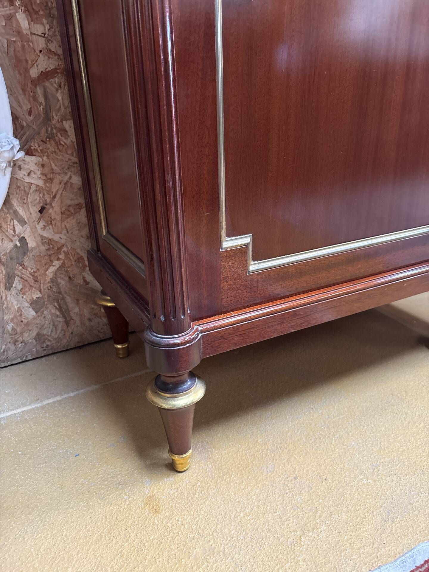 Neoclassical display cabinet by Maurice Hirsch – mahogany, brass and glass
