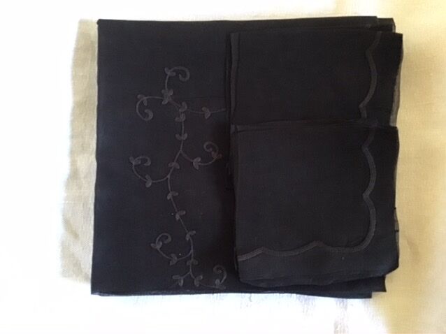 Black nape and towels in organdi