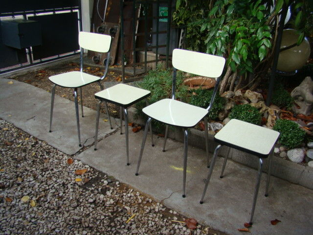 Lot of two chairs and two stools in formica