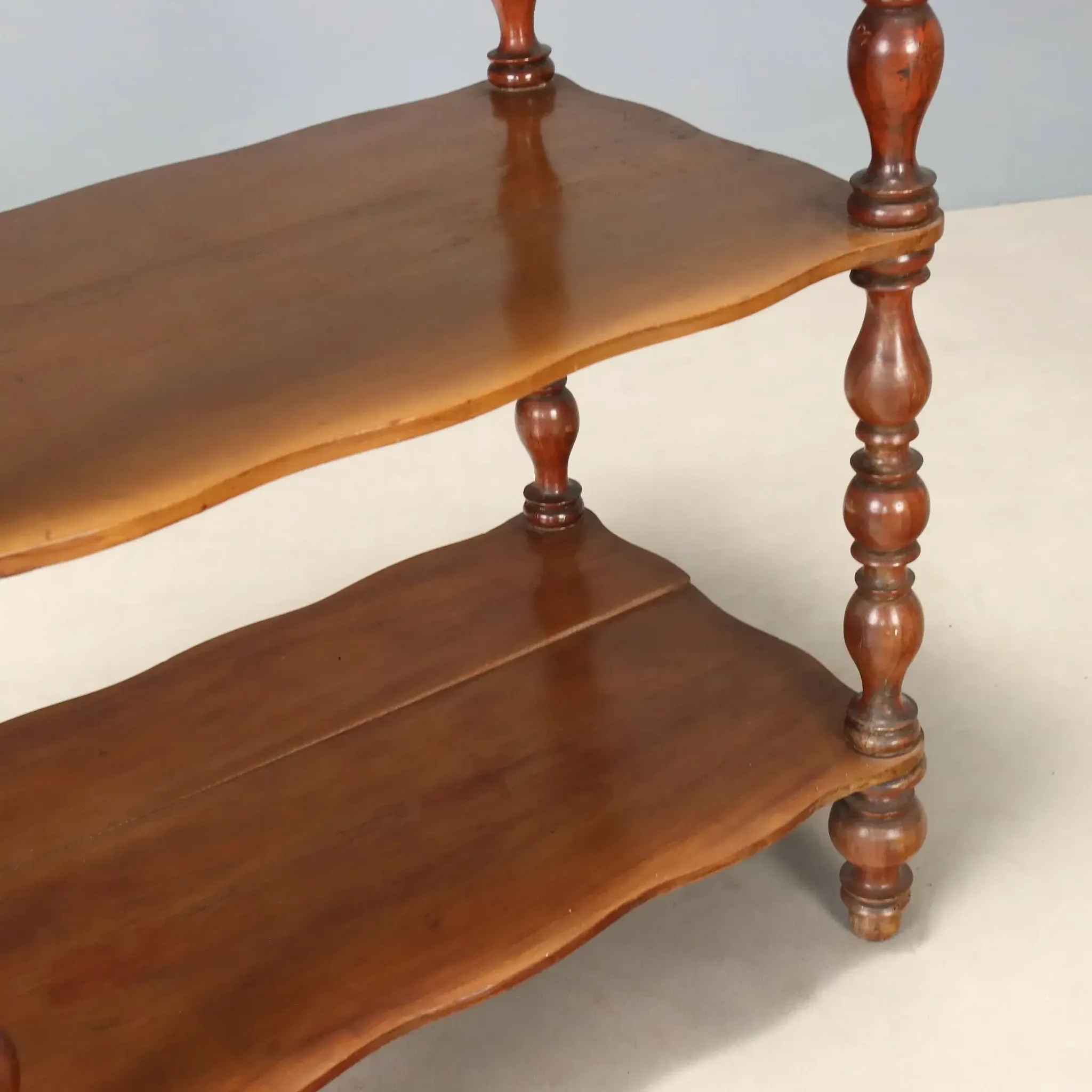 Antique walnut shelf with 4 shelves, Italy, 19th century.