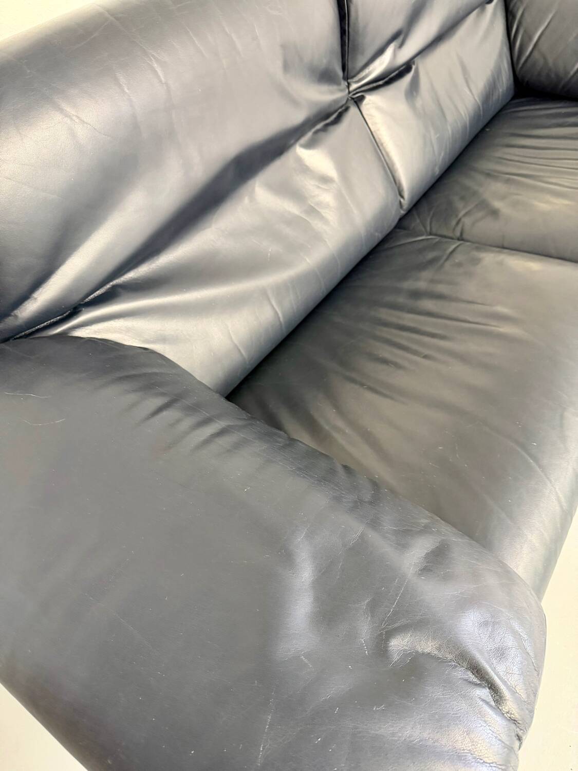 3-seater navy blue leather sofa, design by De Sede DS10, vintage 90s.