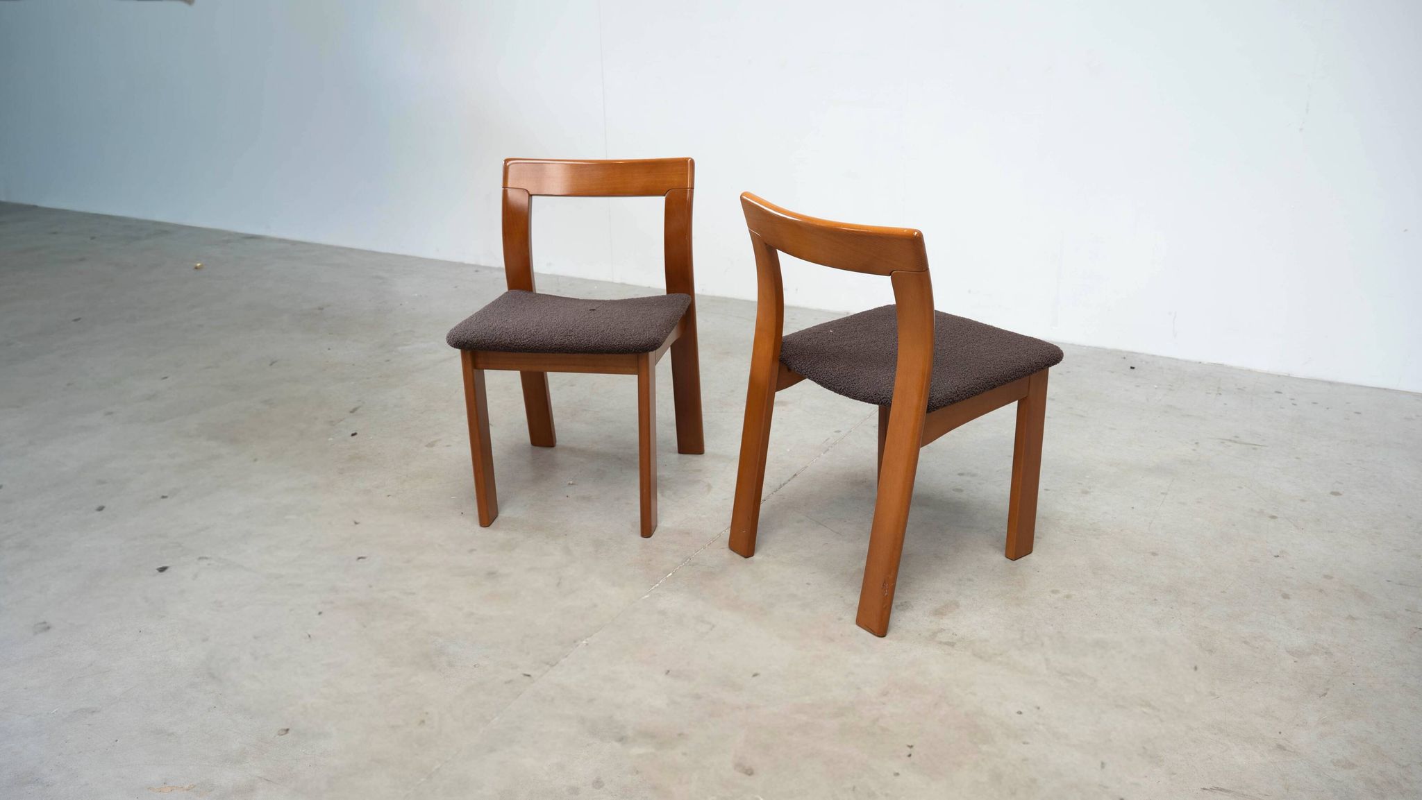 Set of six sculptural Italian dining chairs by Mobil Girgi