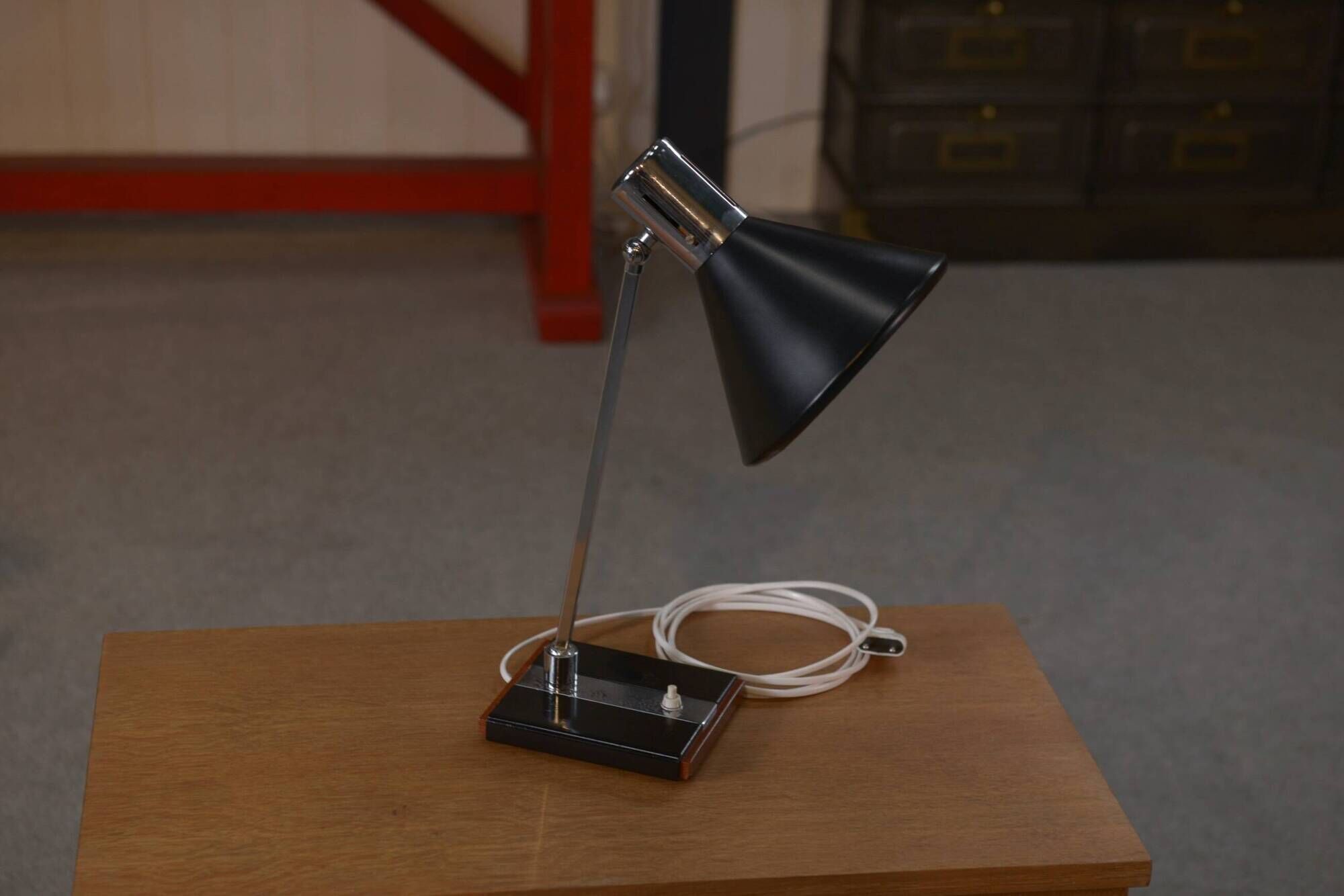 Lampe de bureau laquée noir et métal chromé design italien vers 1970's