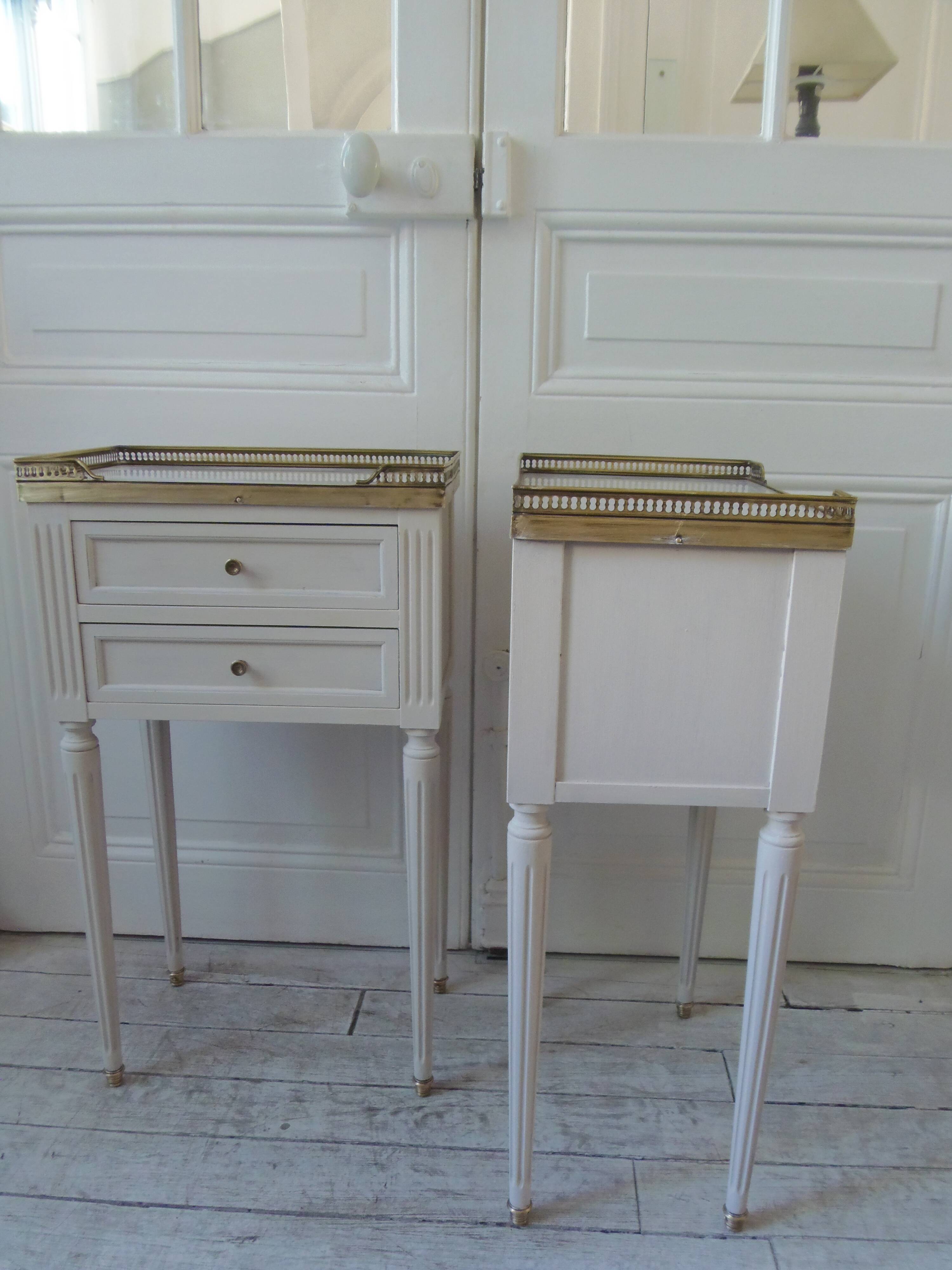 Pair of beautifully crafted bedside tables, end tables, pearl gray.