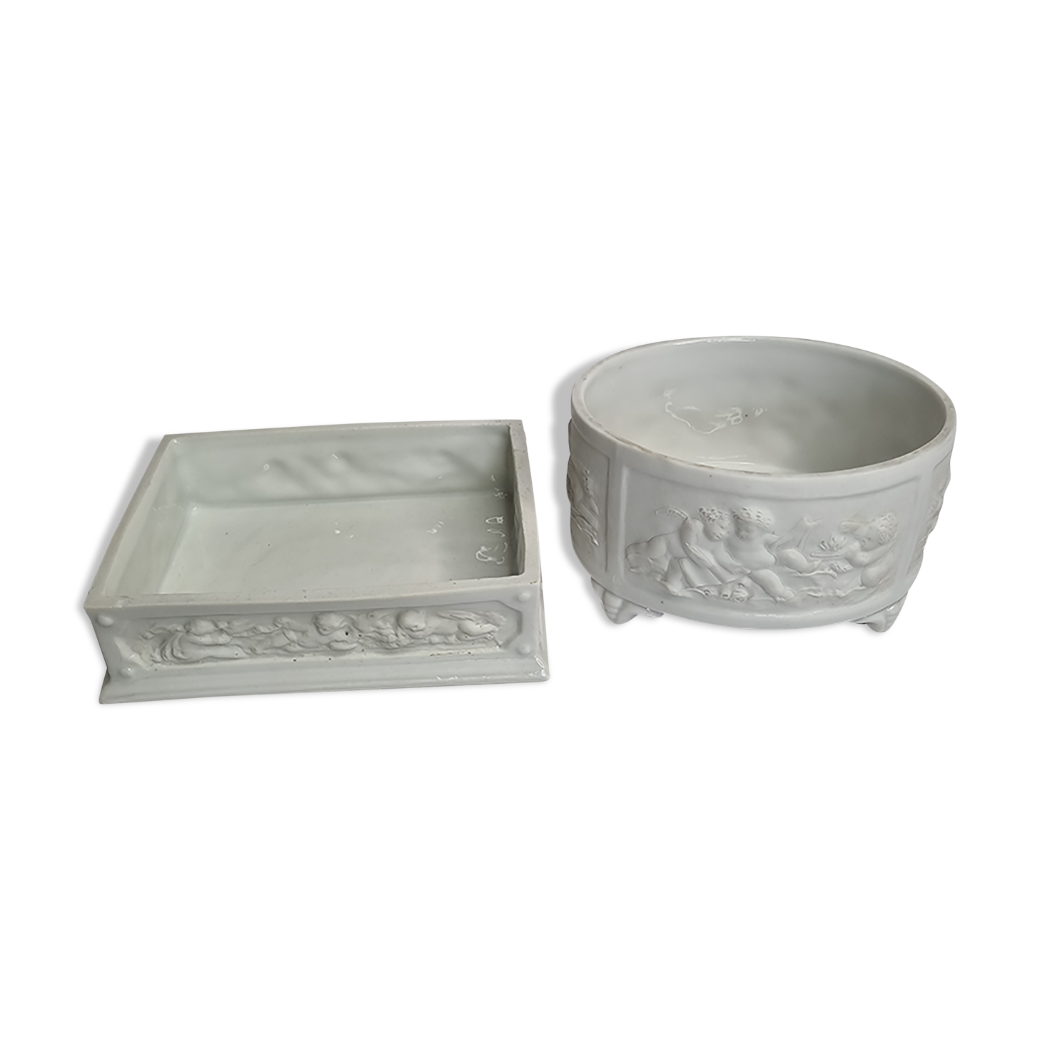 Deux boîtes en biscuit de porcelaine à décor d'angelots