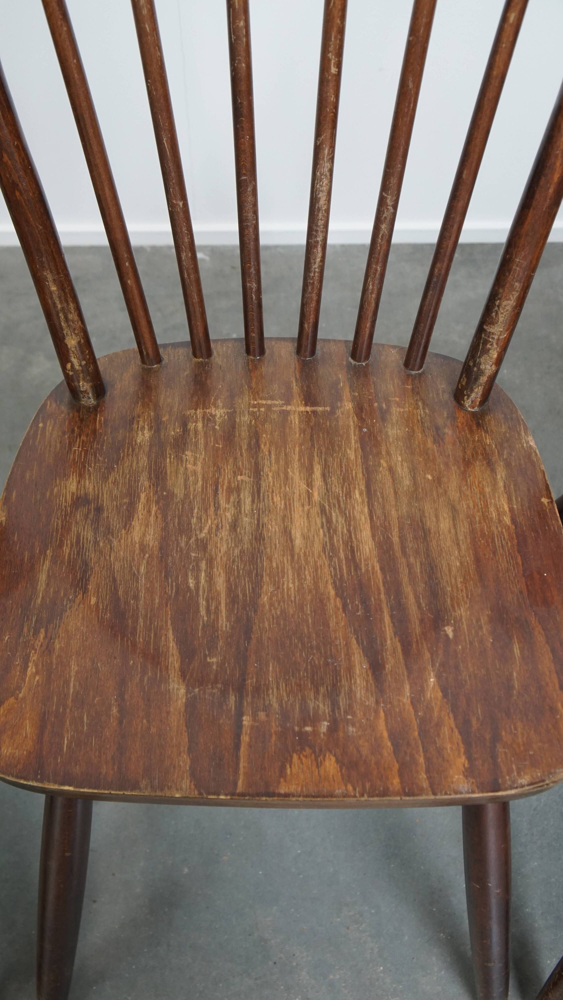Ensemble de 8 chaises Windsor vintage en bois à dossier fuseau des années 1970